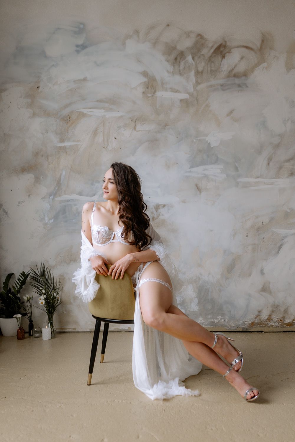 Smyslny boudoir portret zeny lezici na posteli s cervenou rtenkou. Profesionalni boudoir foceni Praha, Pardubice. Photographer in Czechia