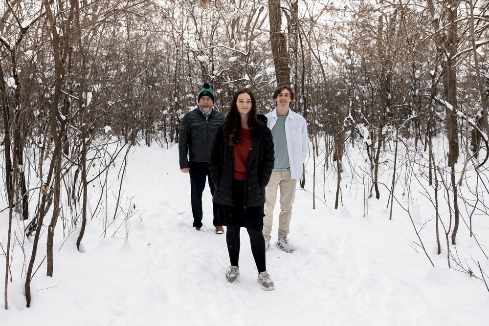 Create lasting memories with a family photoshoot session in Ontario’s beautiful outdoors. Capture natural moments and stunning landscapes.