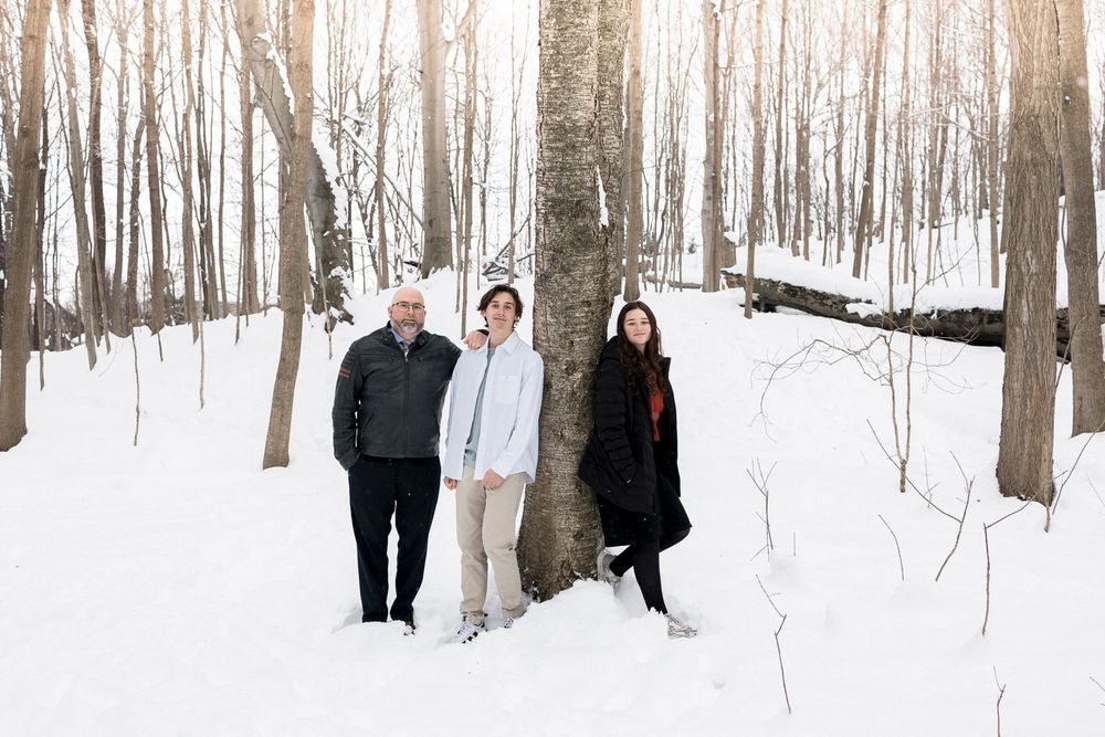 Create lasting memories with a family photoshoot session in Ontario’s beautiful outdoors. Capture natural moments and stunning landscapes.