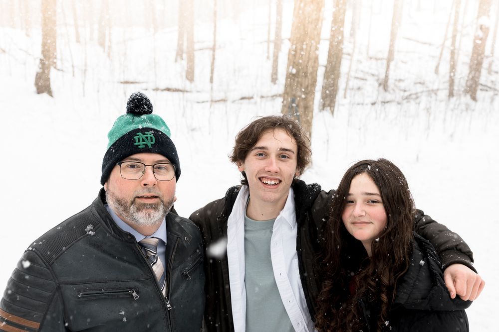 Create lasting memories with a family photoshoot session in Ontario’s beautiful outdoors. Capture natural moments and stunning landscapes.