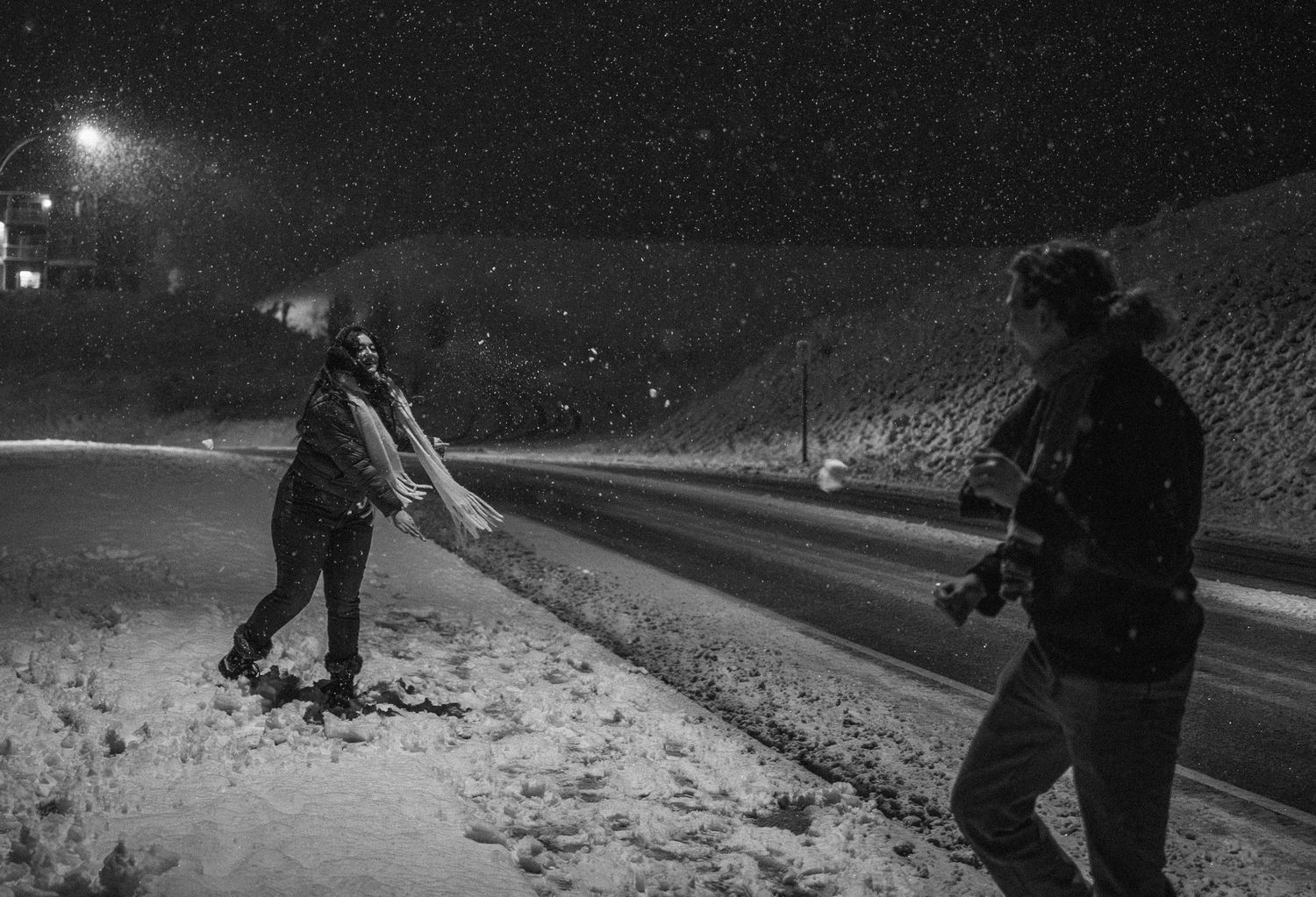 Snowy couples portrait session under a streetlight in Pullman, Washington by Katelyn’s Kandids