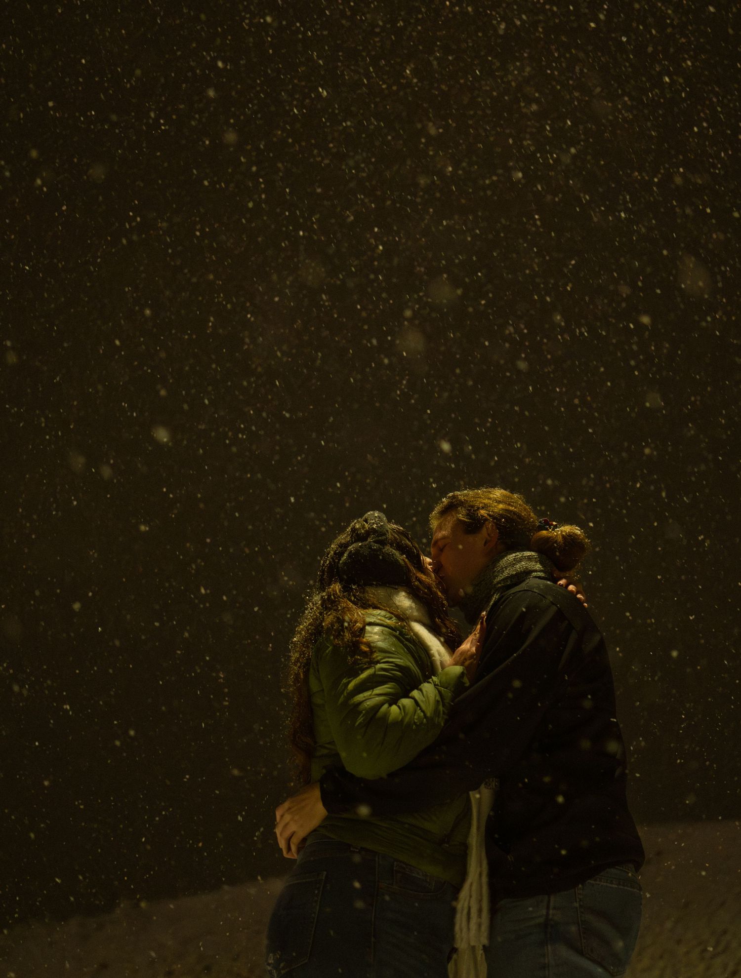 Snowy couples portrait session under a streetlight in Pullman, Washington by Katelyn’s Kandids