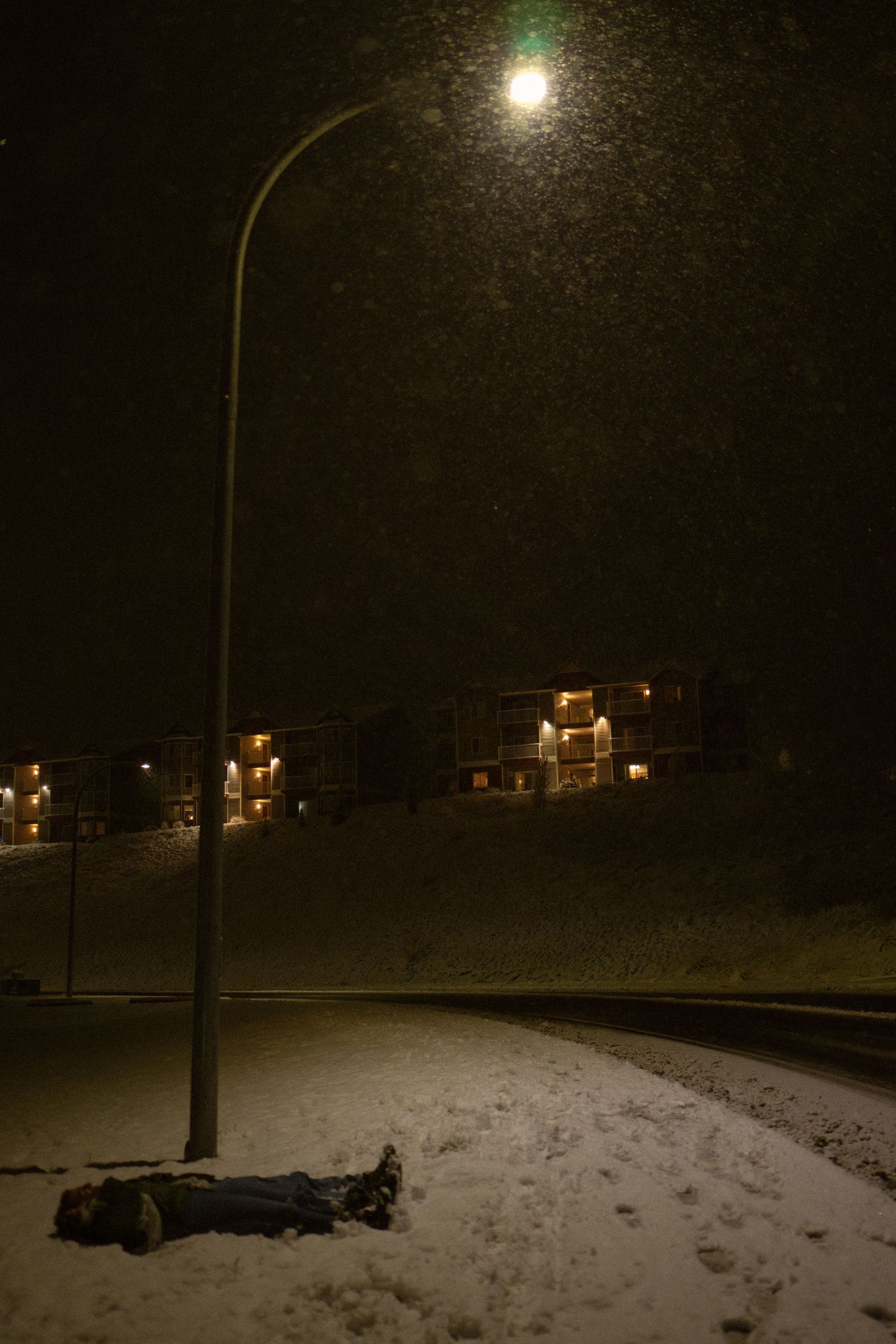 Snowy couples portrait session under a streetlight in Pullman, Washington by Katelyn’s Kandids