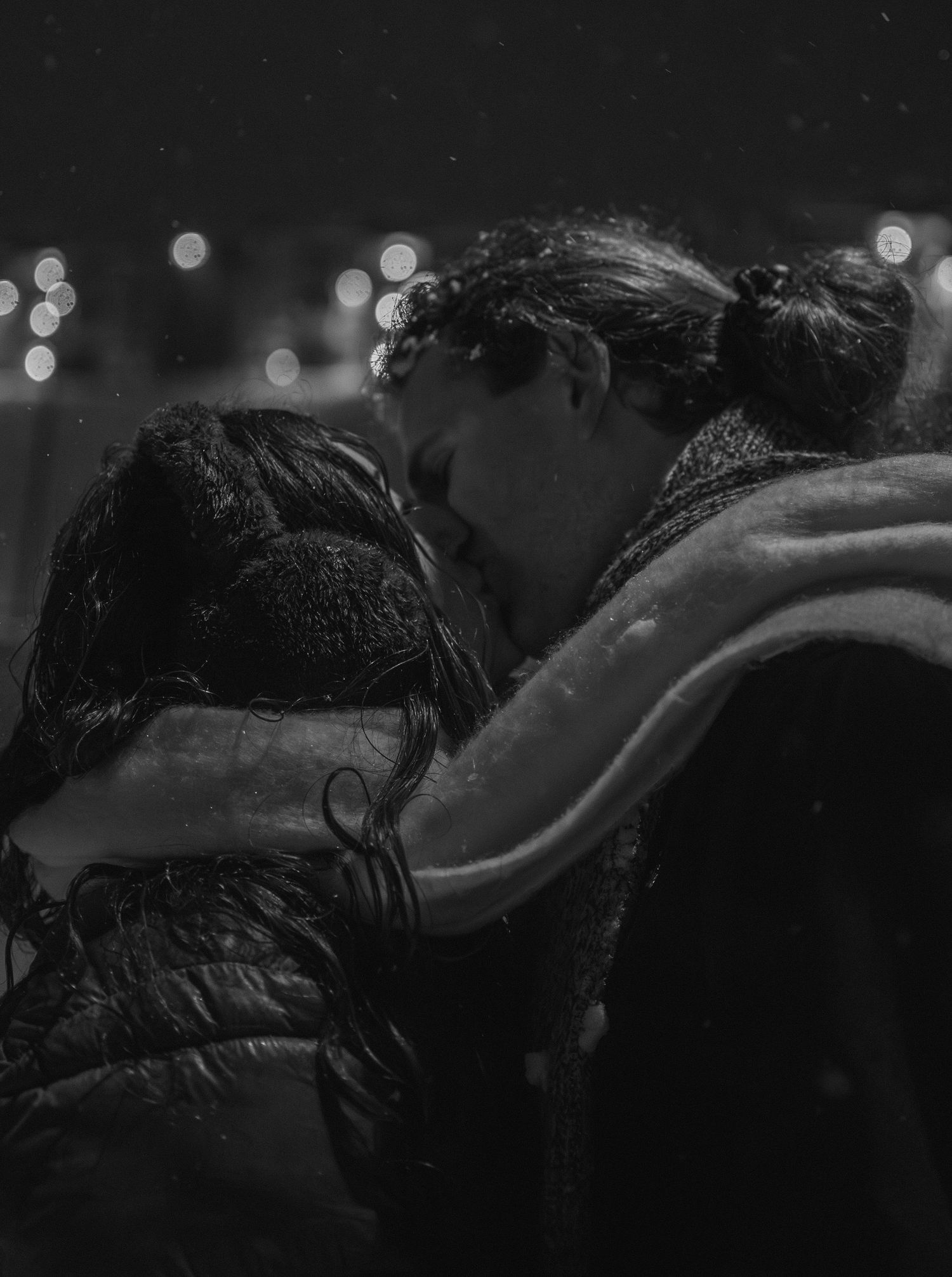 Snowy couples portrait session under a streetlight in Pullman, Washington by Katelyn’s Kandids