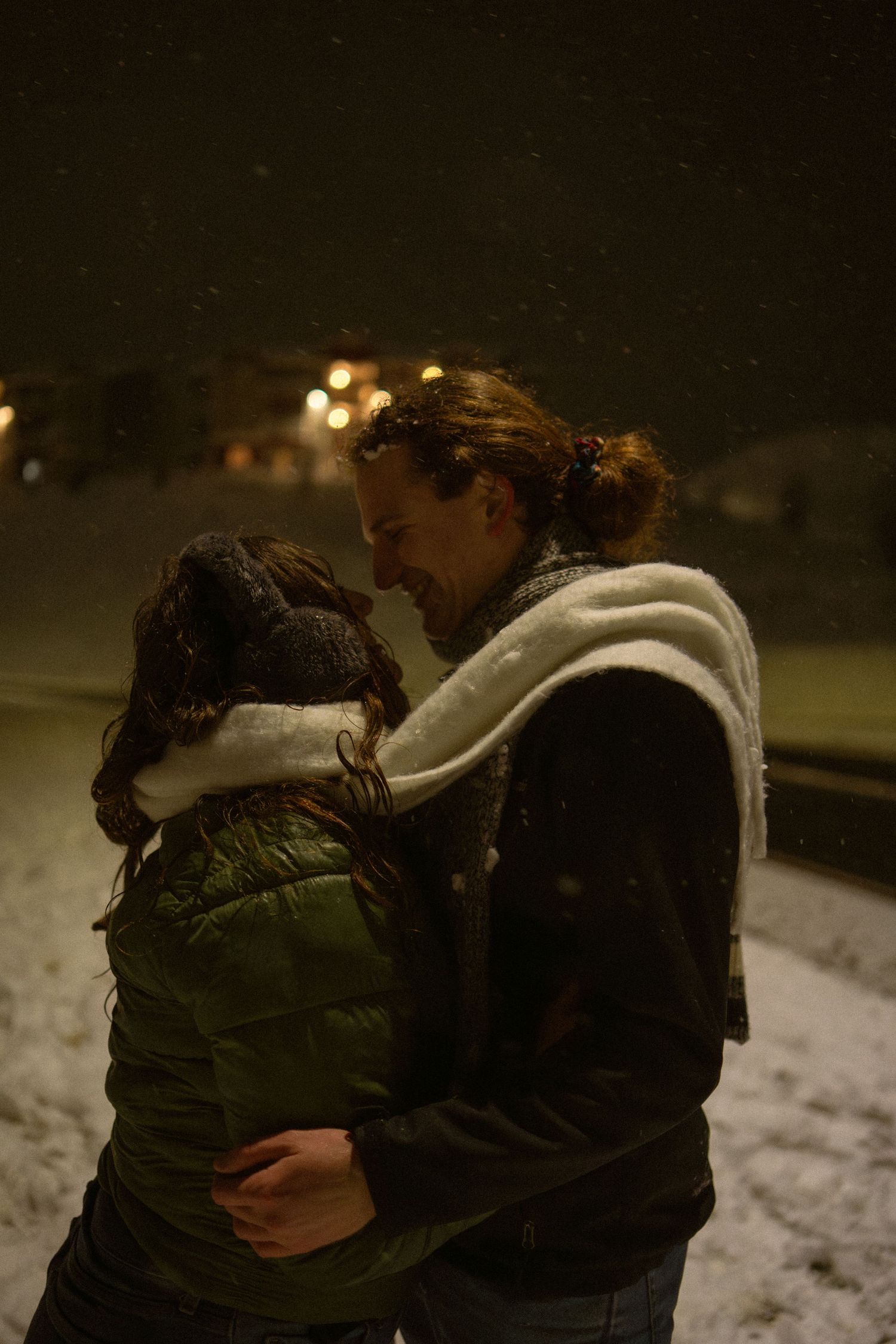 Snowy couples portrait session under a streetlight in Pullman, Washington by Katelyn’s Kandids
