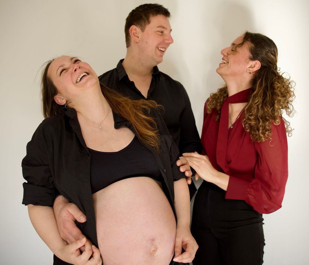 Famille et marraine en séance grossesse à Trets, photo joyeuse et complice autour de la future maman.