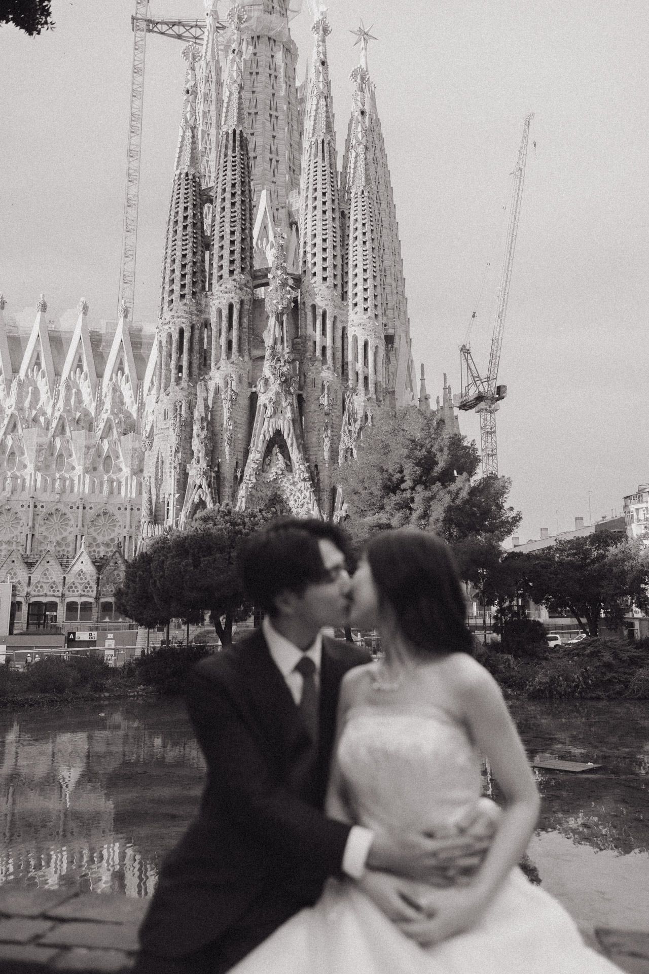 Black and white photo collage showing intimate moments between a couple during their wedding celebration. Couple photoshoot Sagrada Familia