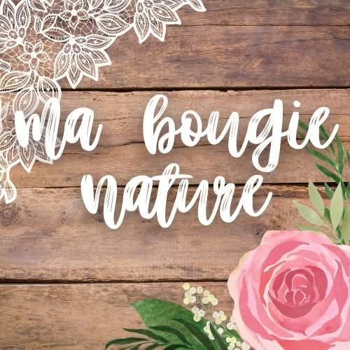Photographie produit pour bougie artisanale “Ma bougie nature”, mise en scène florale, création visuelle en Baie de Somme par Sandrine Photo