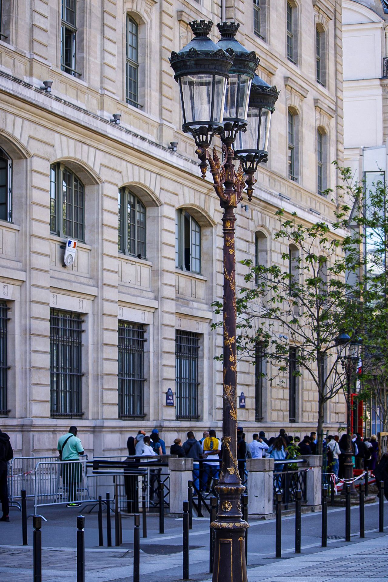 Rue parisienne et architecture, ambiance urbaine, photographie de voyage à Paris