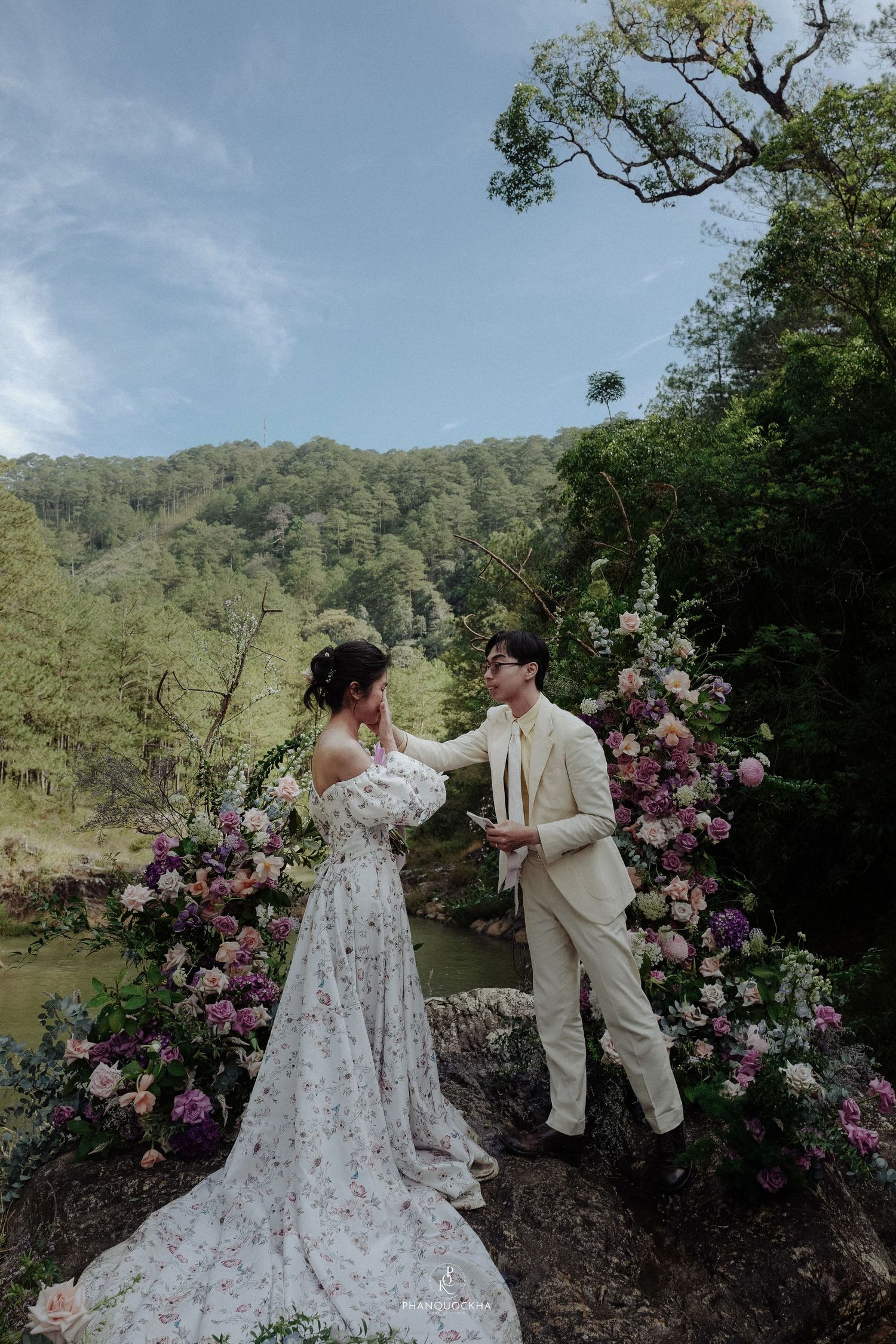 Prewedding photoshoot in Vietnam mountains with misty atmosphere