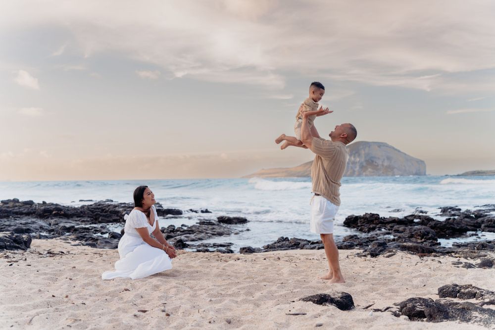 Family photographer 
Family photo session at the beach
Photographer Oahu Hawaii
Family photos at the beach
Family beach photoshoot Oahu