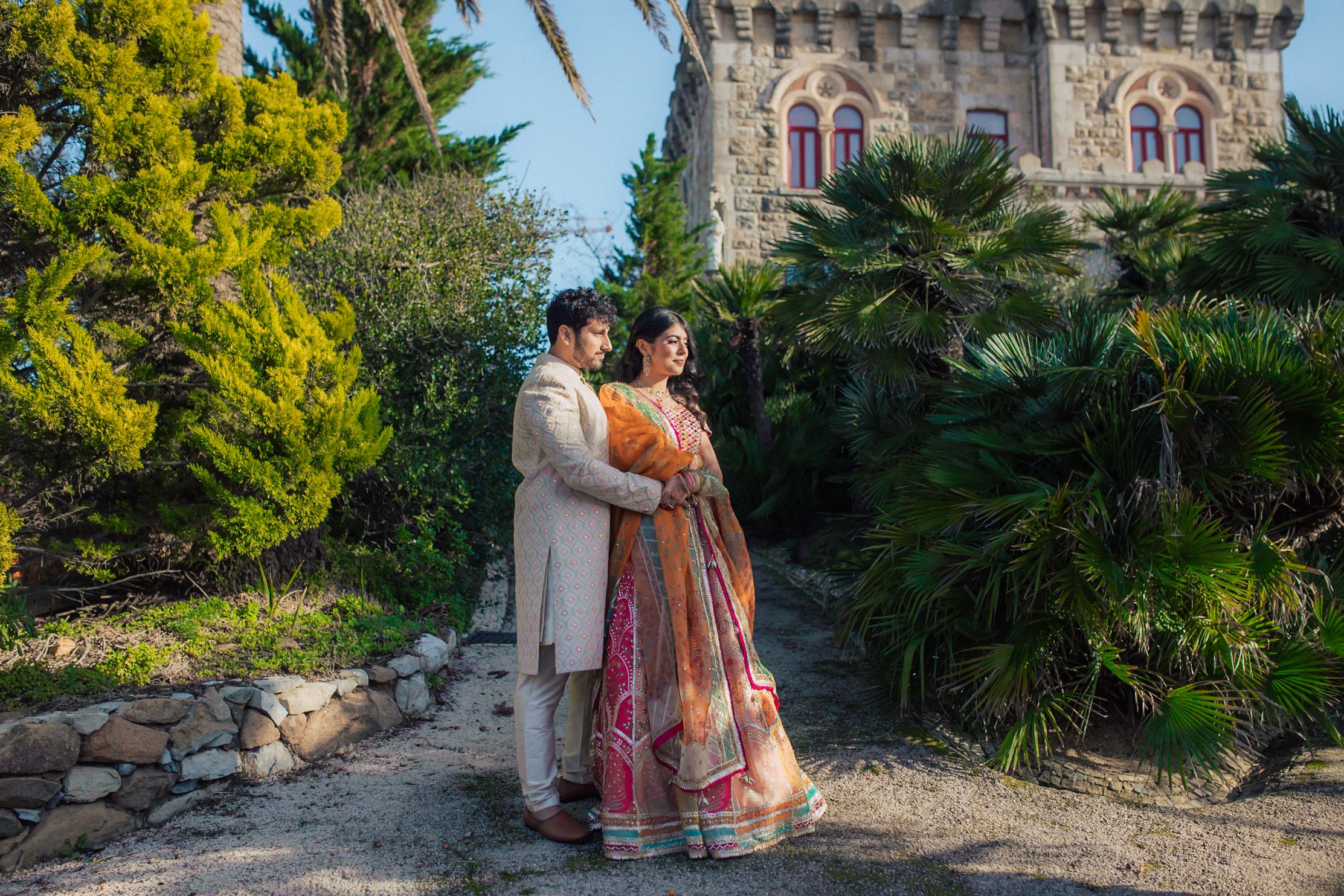 Indian wedding at Forte da Cruz with vibrant colors, joyful moments, and stylish details by Portugal wedding photographer Regina.