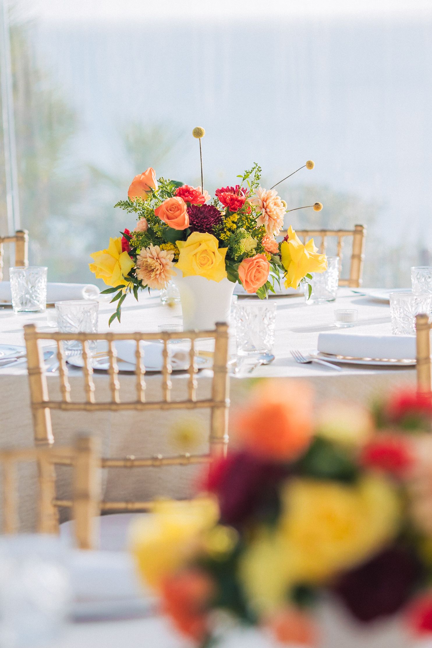 Indian wedding at Forte da Cruz with vibrant colors, joyful moments, and stylish details by Portugal wedding photographer Regina.