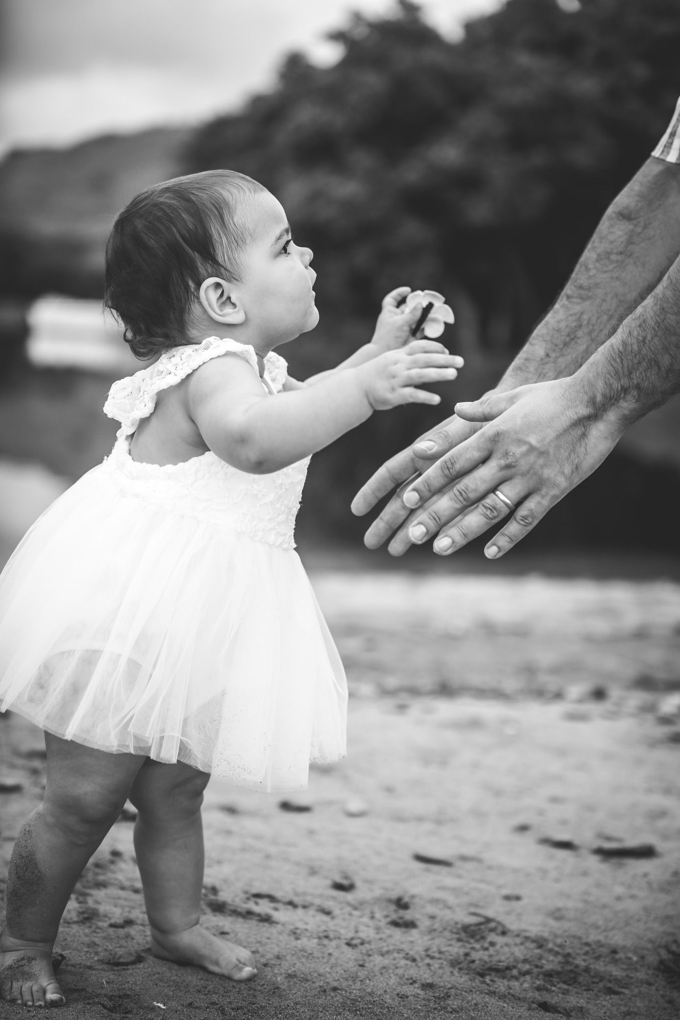 a baby with her dad Mauritius photographer. Wedding photographer. Wedding in Mauritius. Family portrait. Holiday in Mauritius