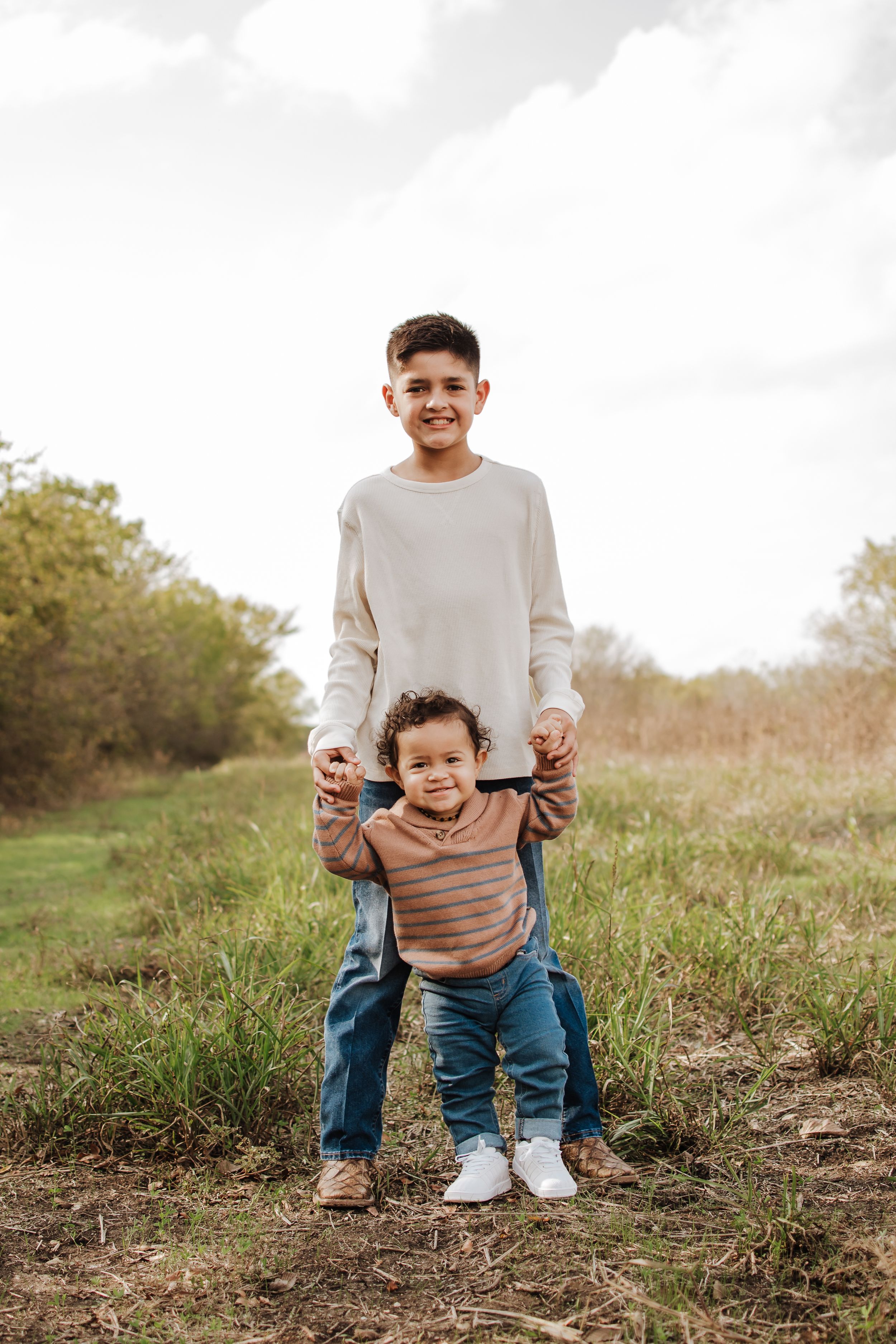 Relaxed outdoor mini session for young kids in Fort Worth, TX