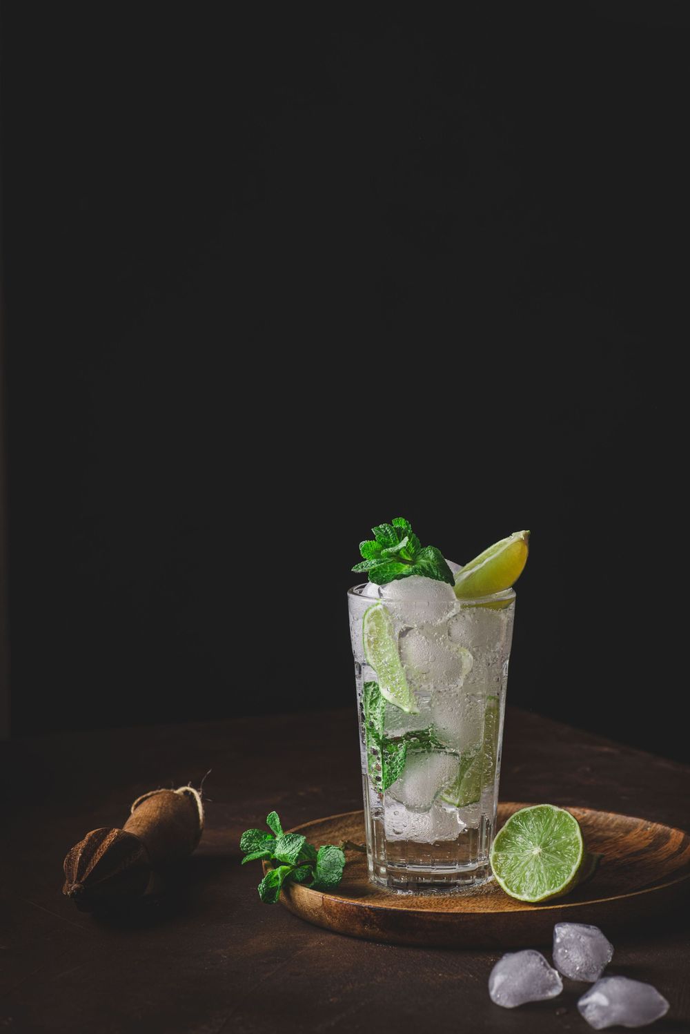 Mojito sur fond noir photographié par Mélanie Rousselle, photographe boisson Ile de France