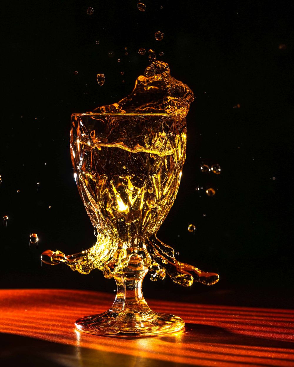 Splash en clair obscur photographié par Mélanie Rousselle, photographe boisson Ile de France