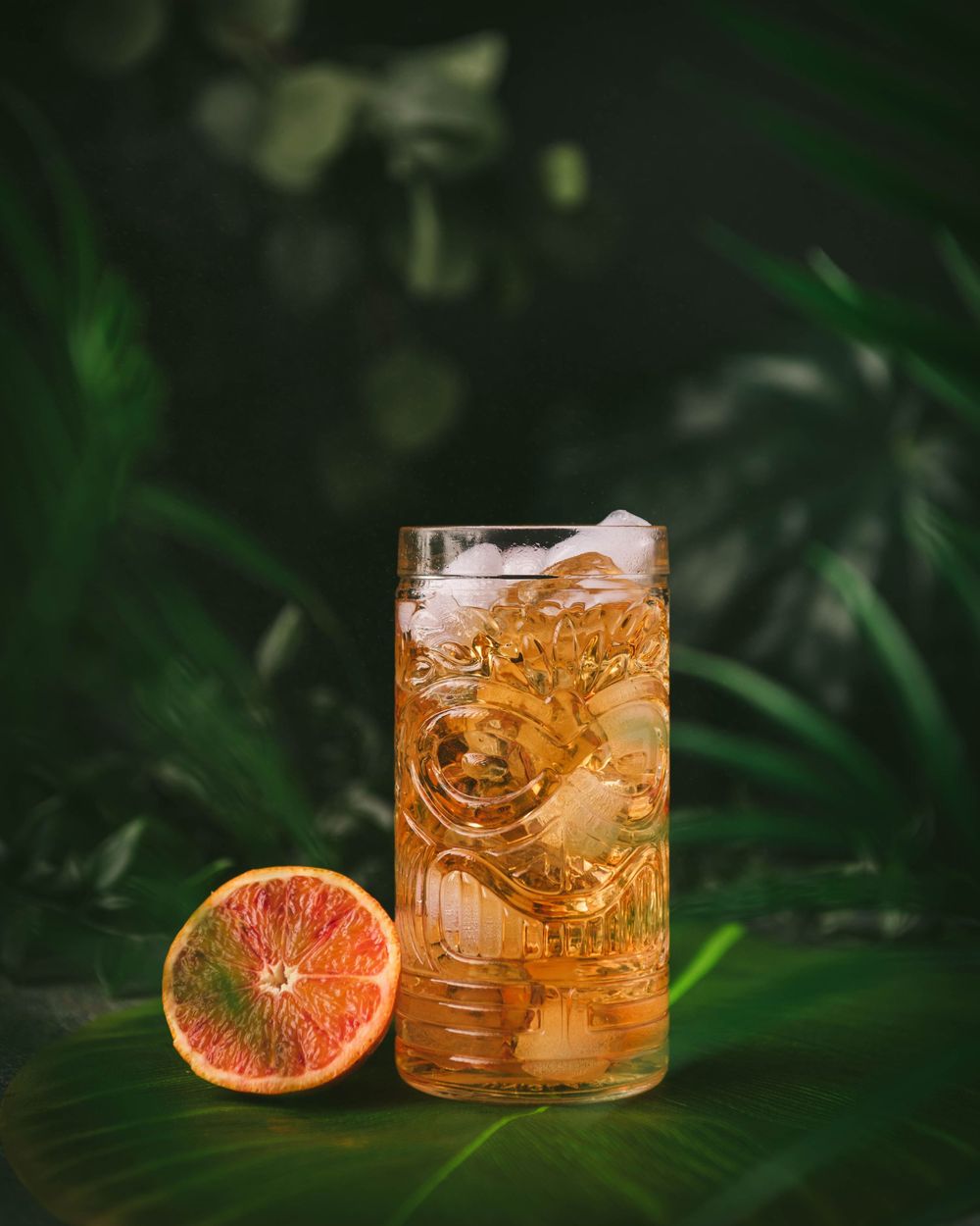 Boisson sur fond jungle photographié par Mélanie Rousselle, photographe boisson Ile de France