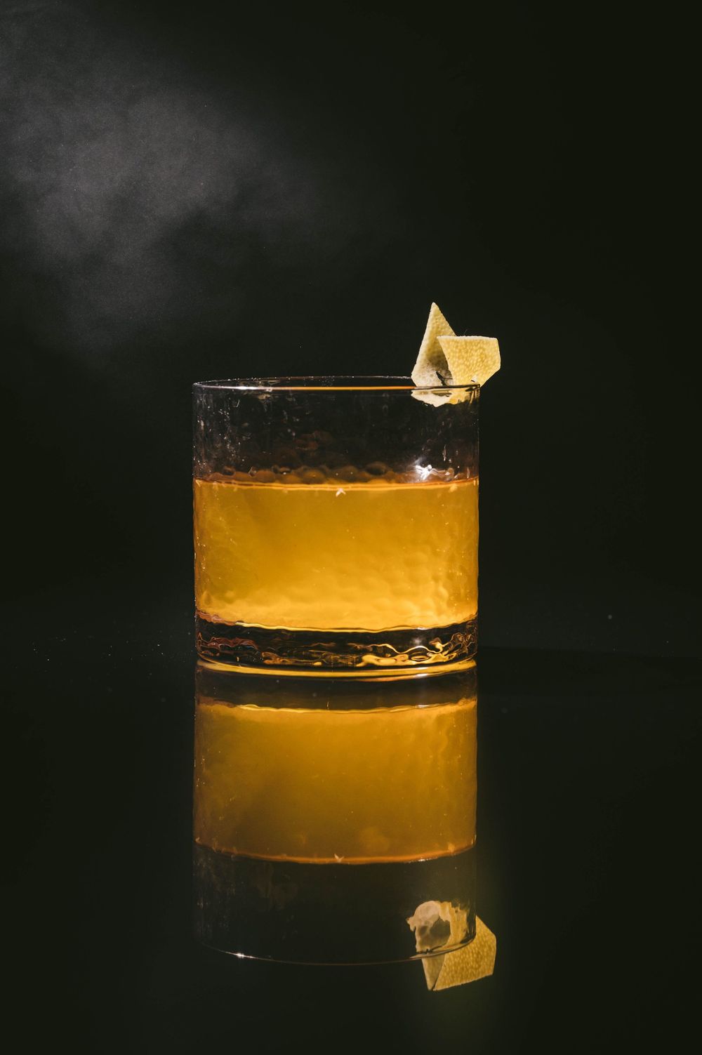 Cocktail sur fond noir photographié par Mélanie Rousselle, photographe boisson Ile de France