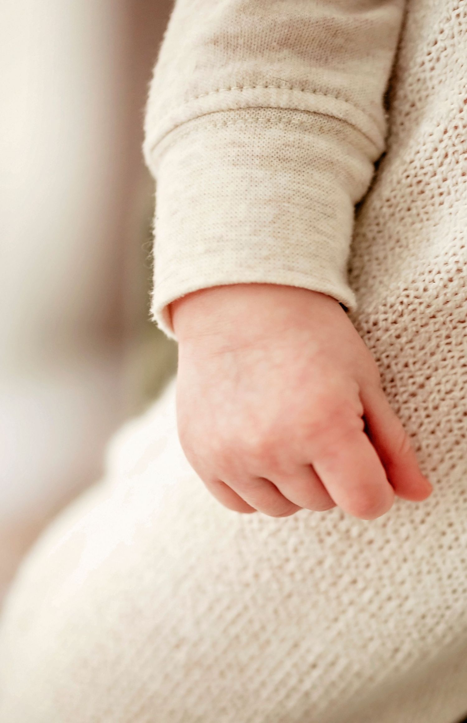 Central Massachusetts North shore in home newborn lifestyle photographer natural unscripted session family newborn hands