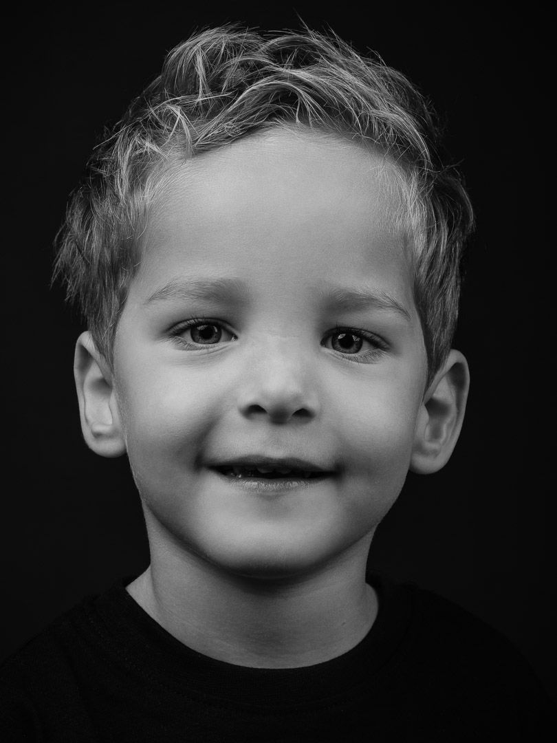 Fine-art portret op donkere achtergrond in studio, zwart wit