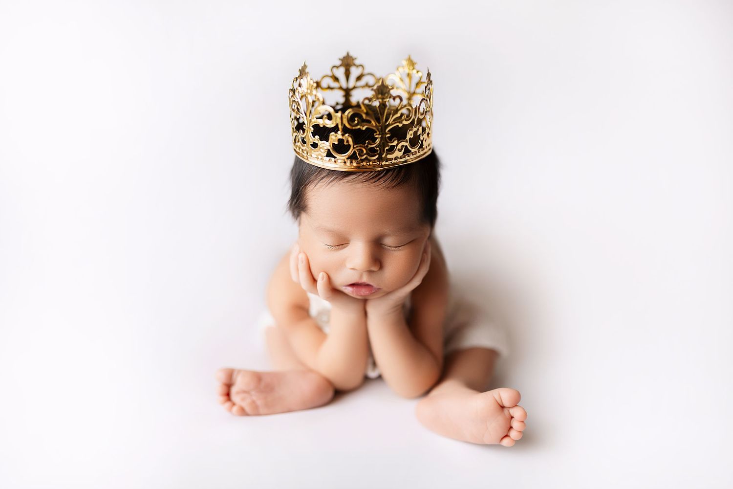 Dallas newborn photographer that provides a luxury in-home client experience.