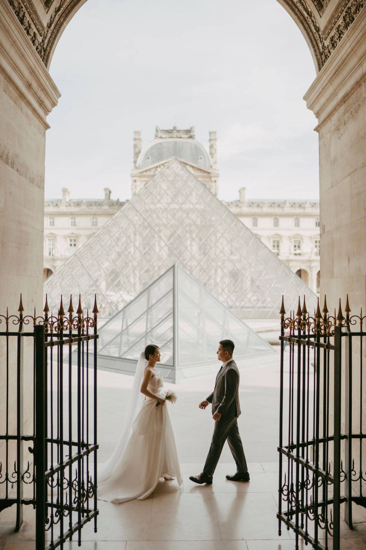 pre-wedding photoshoot in Lourve museum in Paris, France