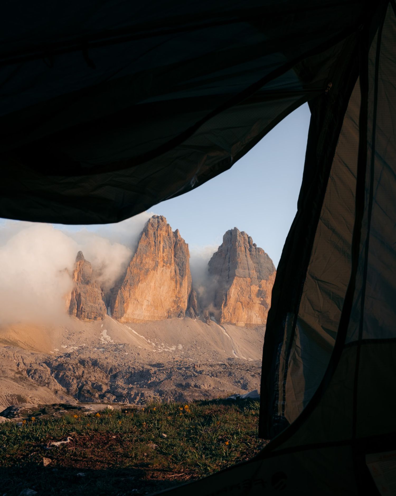 bivouac, vue sur les tre cime di lavaredo depuis la tente