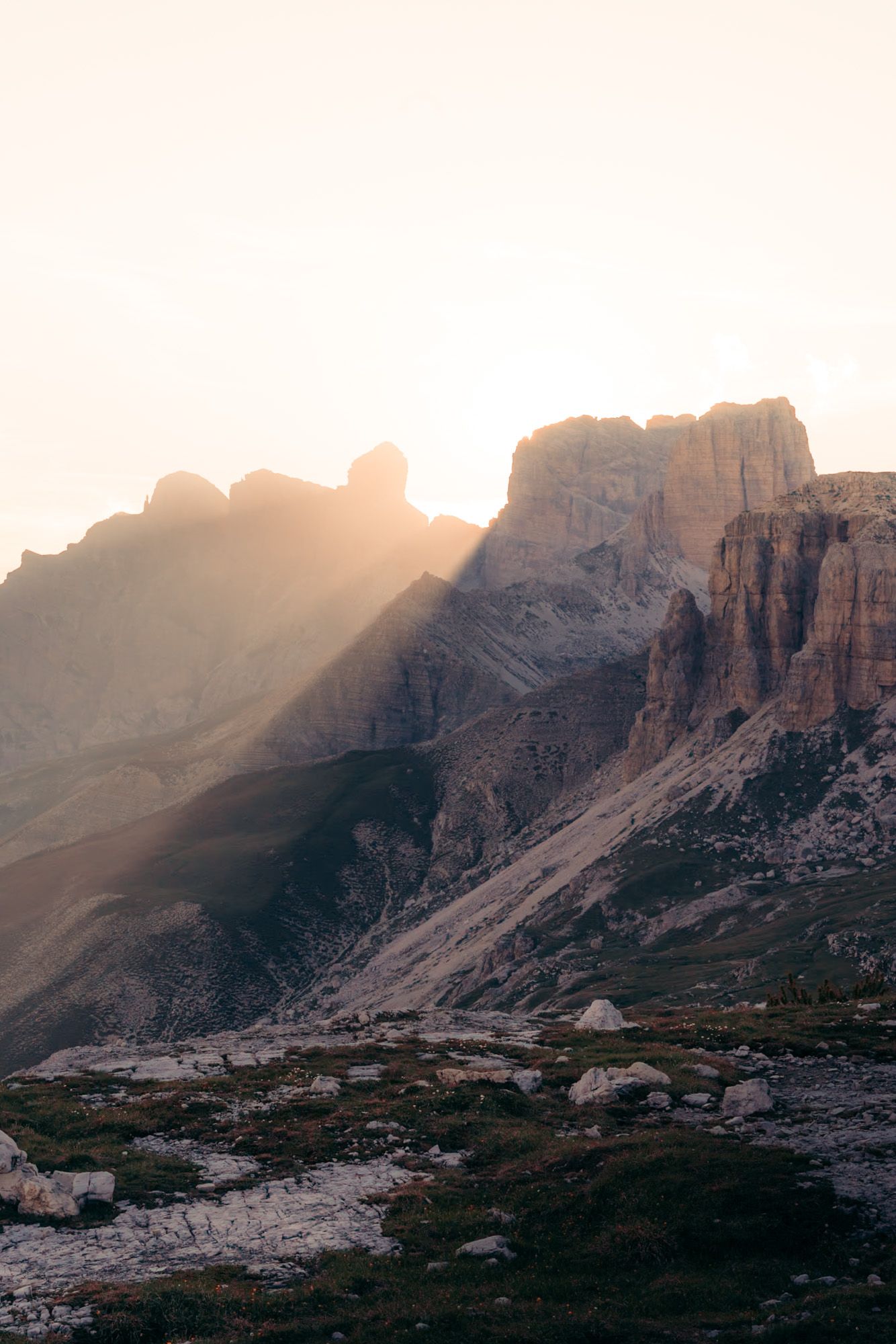 lumiere orangee du coucher de soleil au tre cime di lavaredo dans les dolomites