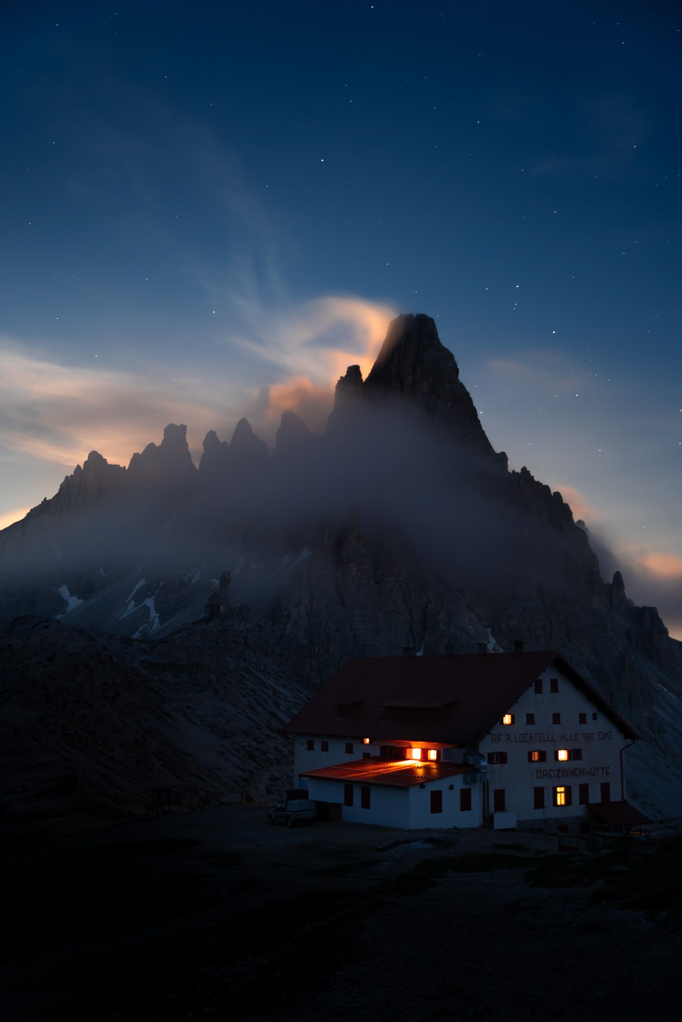 photo de nuit avec les étoiles au refuge des tre cime di lavaredo dans les dolomites