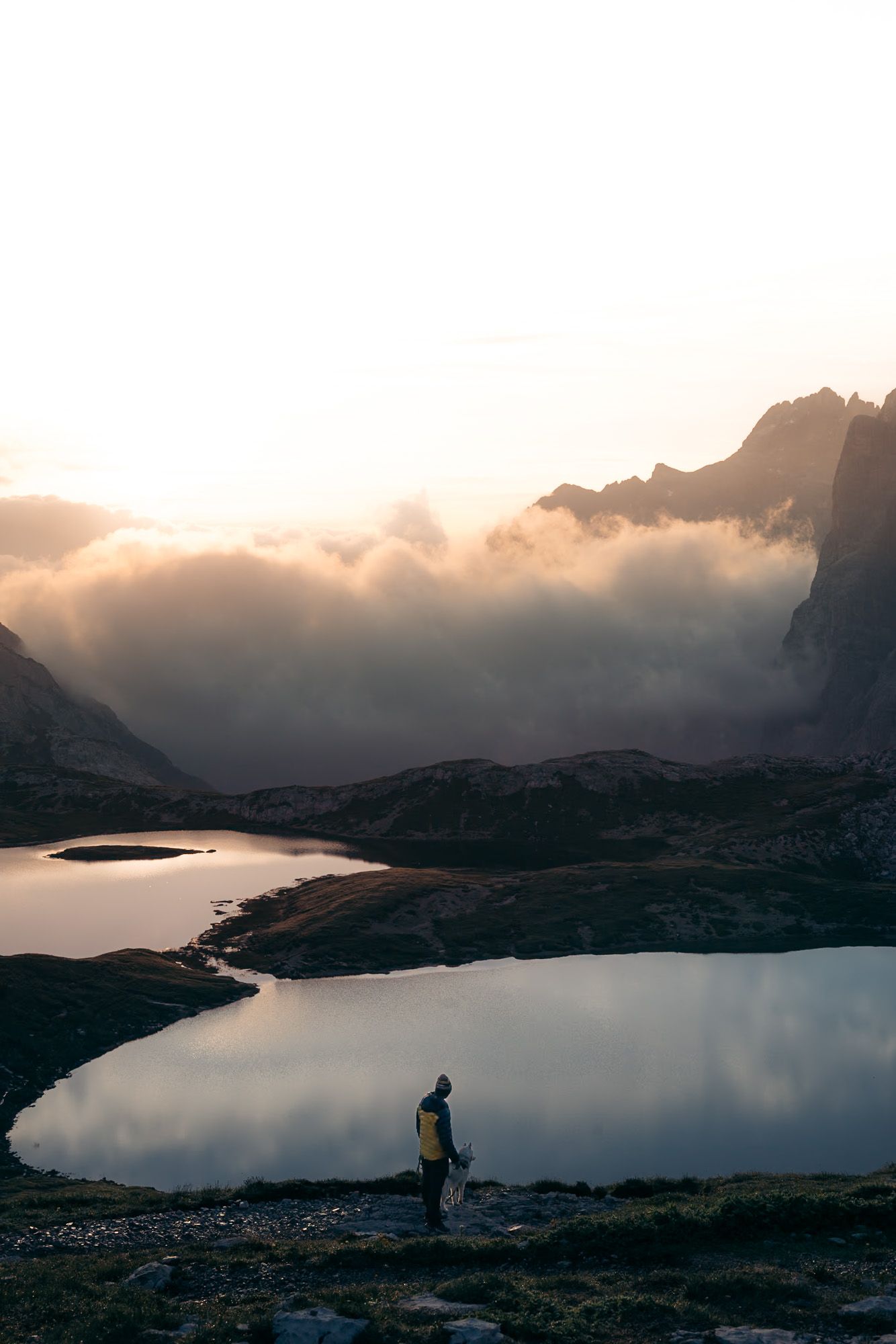 lever de soleil avec un randonneur devant le tac des tre cime dans les dolomites