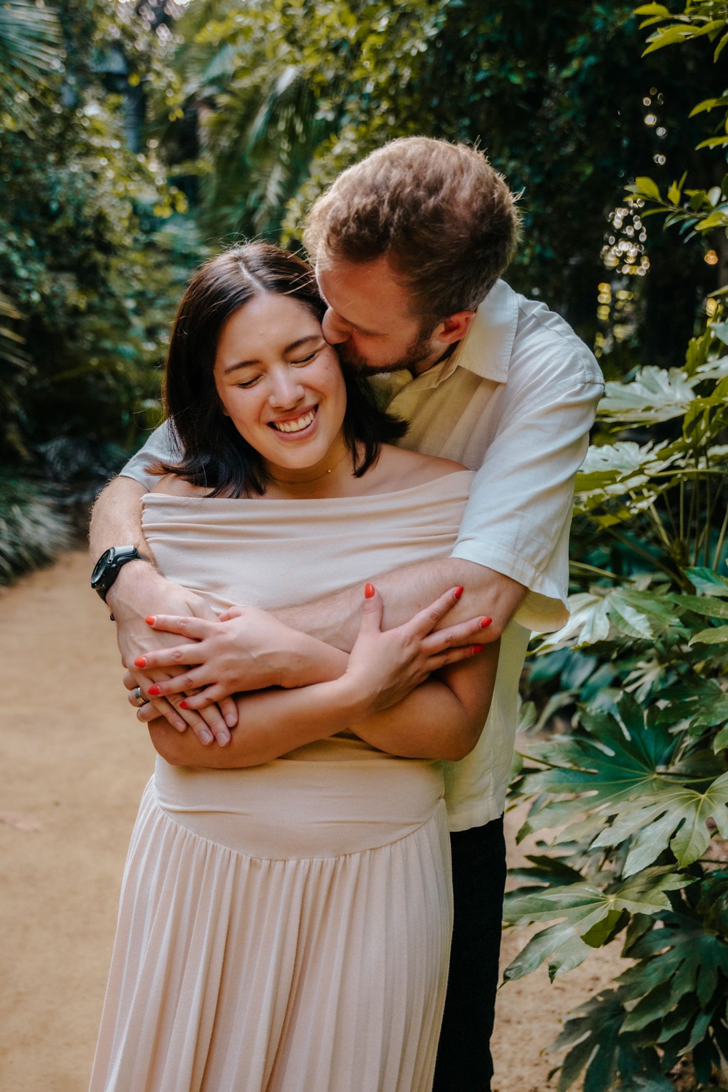 Honeymoon photoshoot showcasing romance in Ciutadella Park.