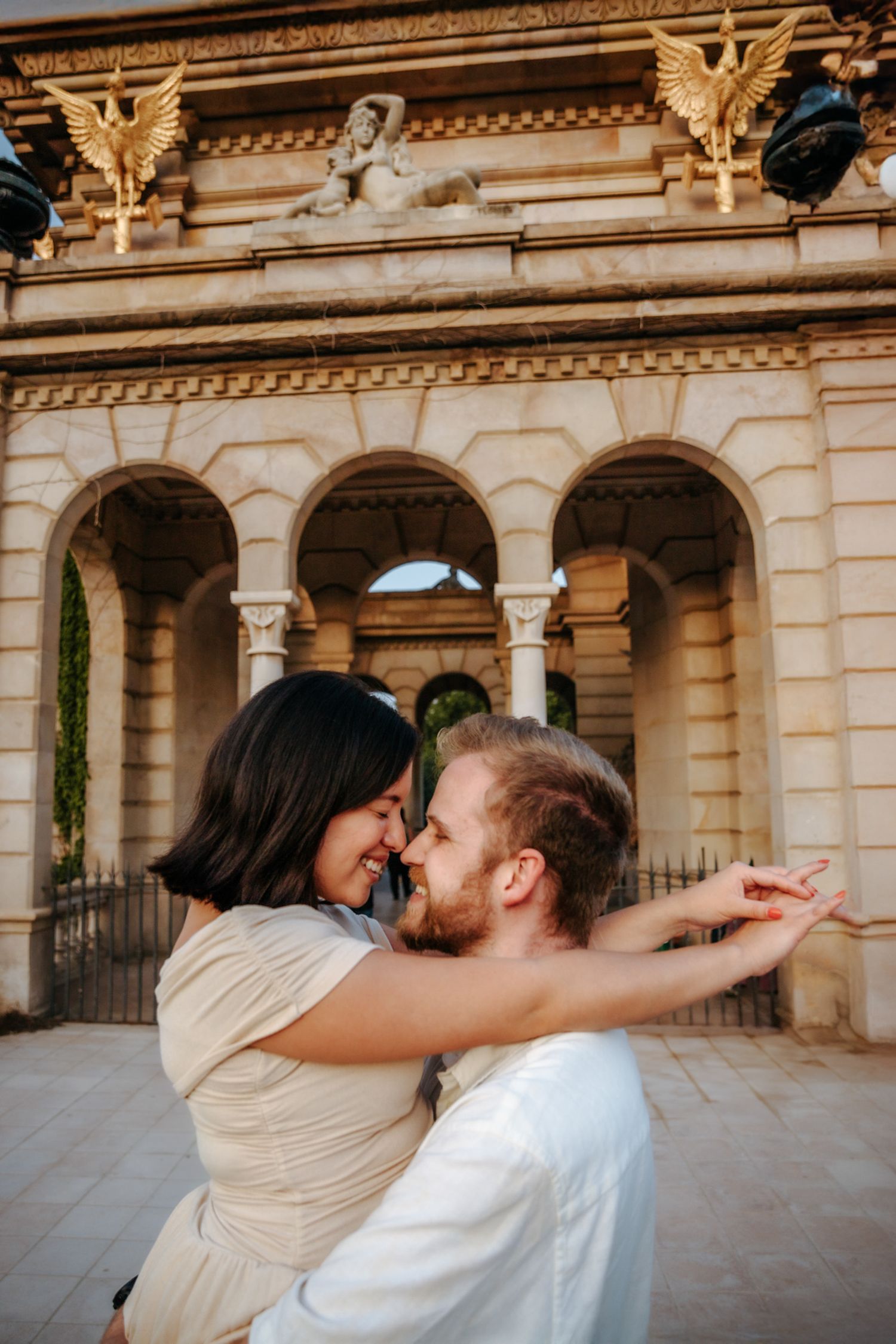 Honeymoon photoshoot capturing love and intimacy in Ciutadella Park.