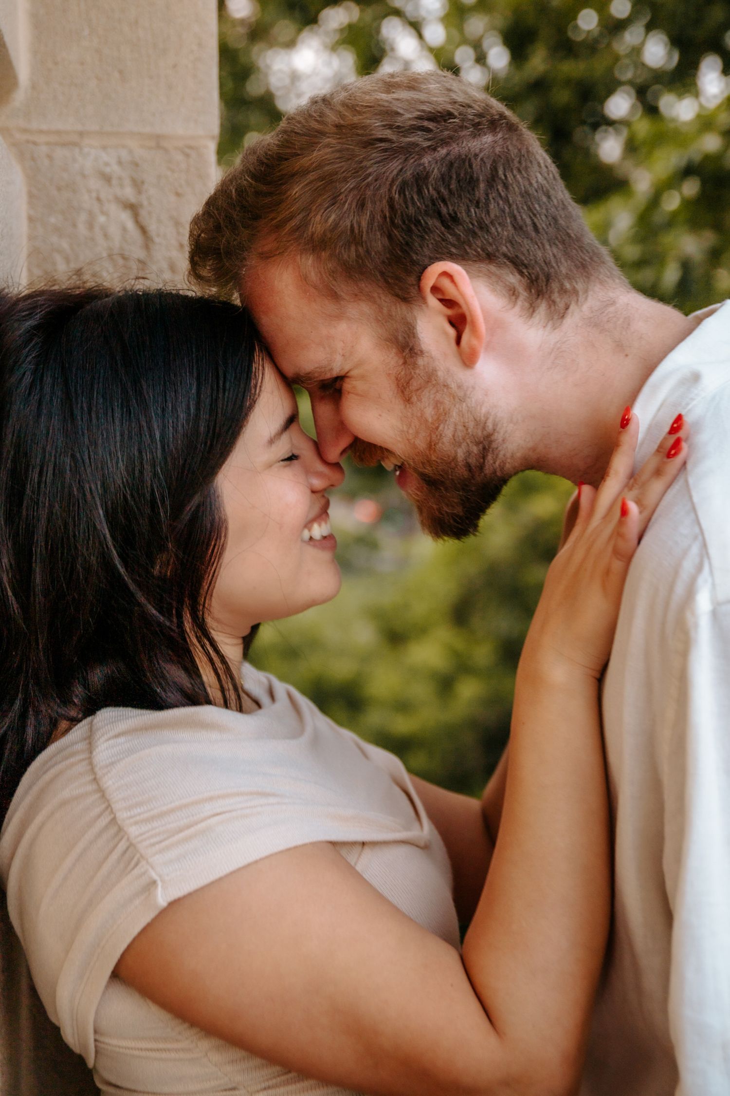 Couple sharing a joyful moment by the Ciutadella fountain.