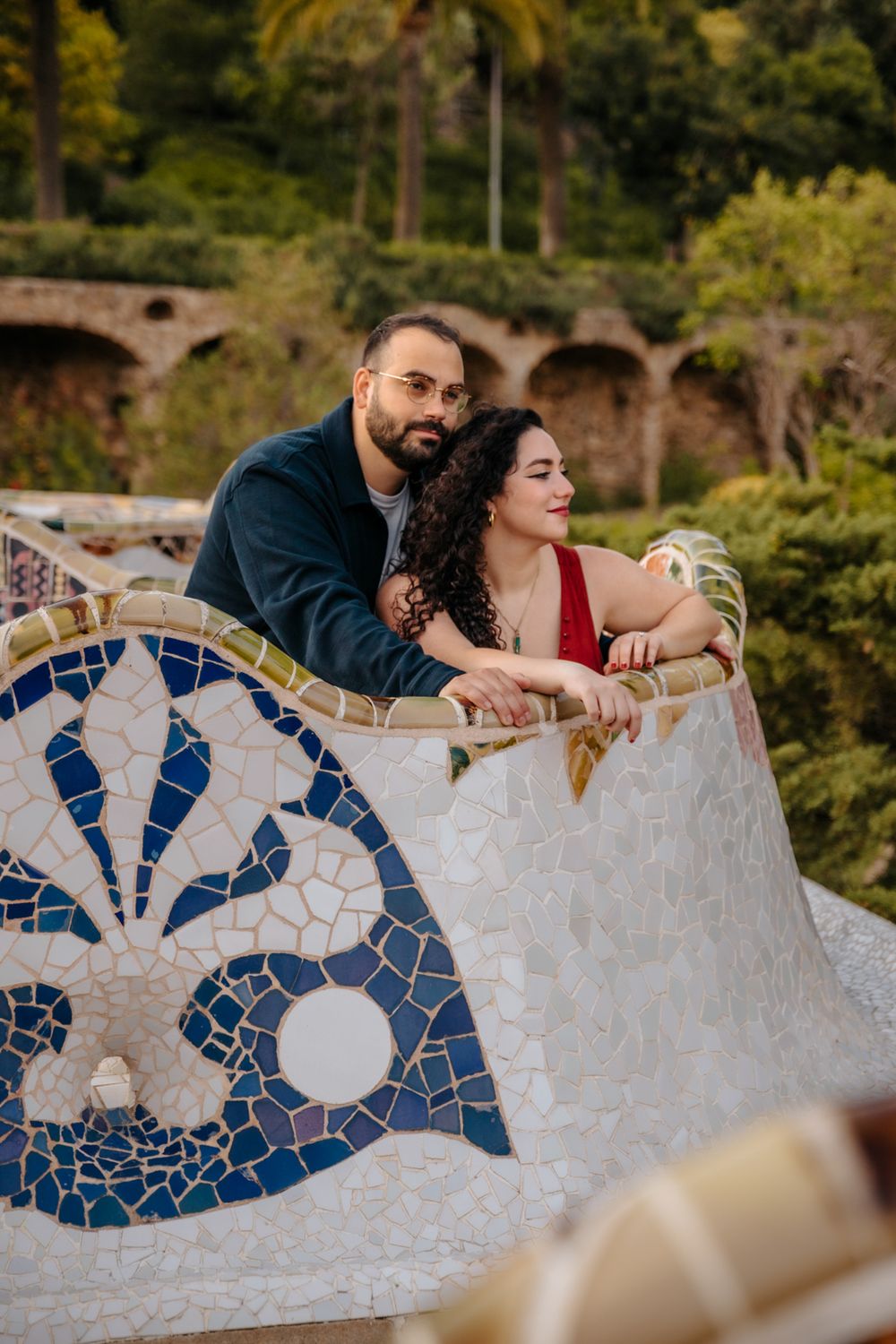 Honeymoon photoshoot capturing pure love and connection in Park Güell.