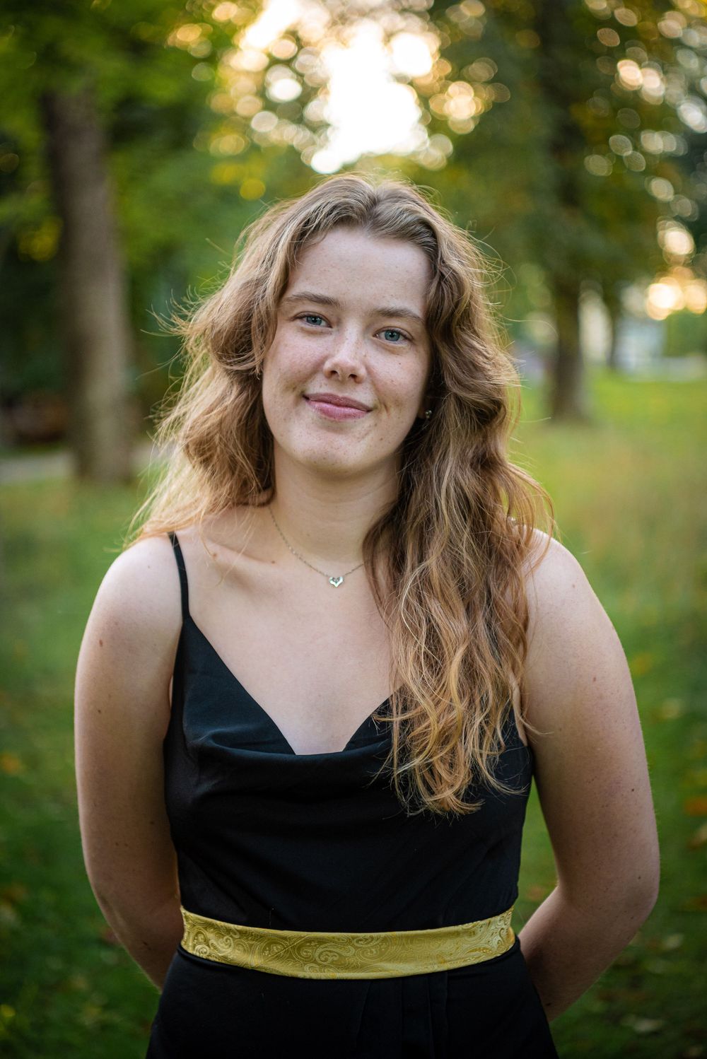 Porträtt av student i finklänning