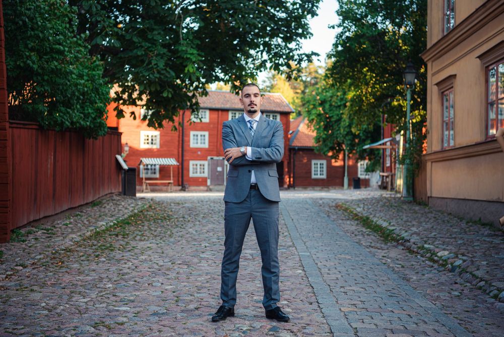Professionellt porträtt av man i kostym tagen i Gamla Linköping