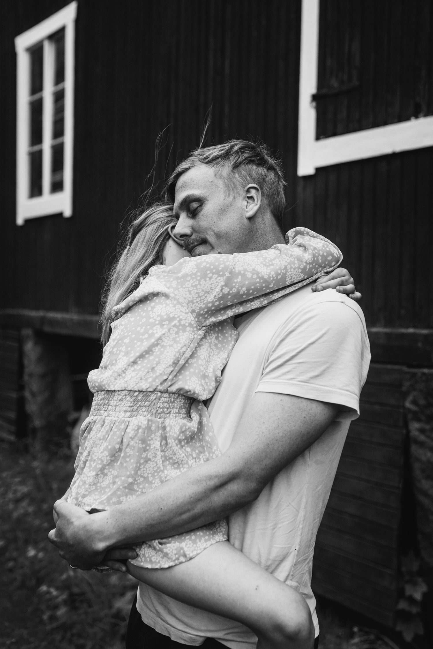 Svartvitt porträtt av en pappa som kramar sin dotter i Trönö, Söderhamn