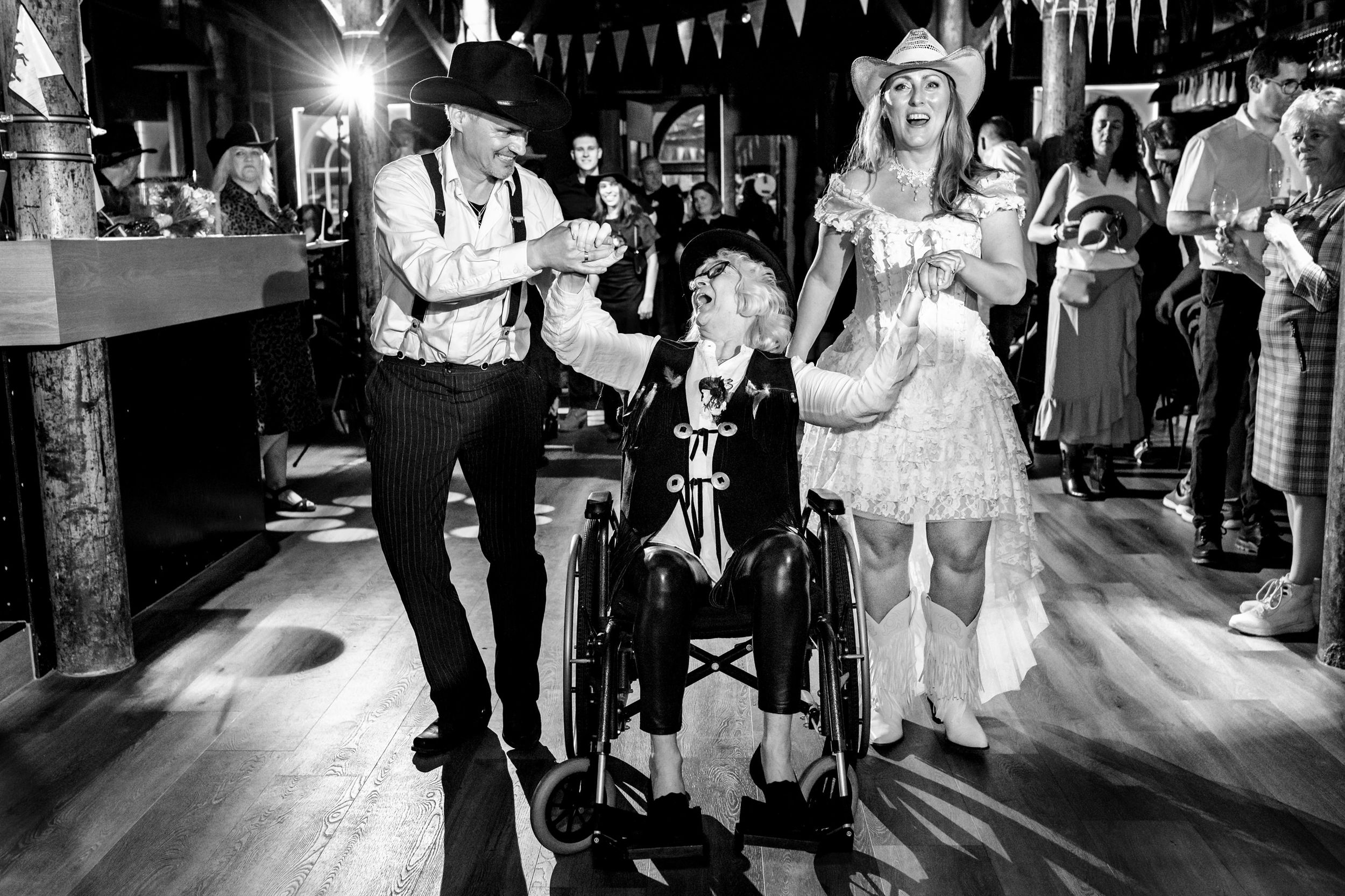 Emotioneel moment waarbij de bruid met haar  moeder in een rolstoel danst bij Batavia in Wormer