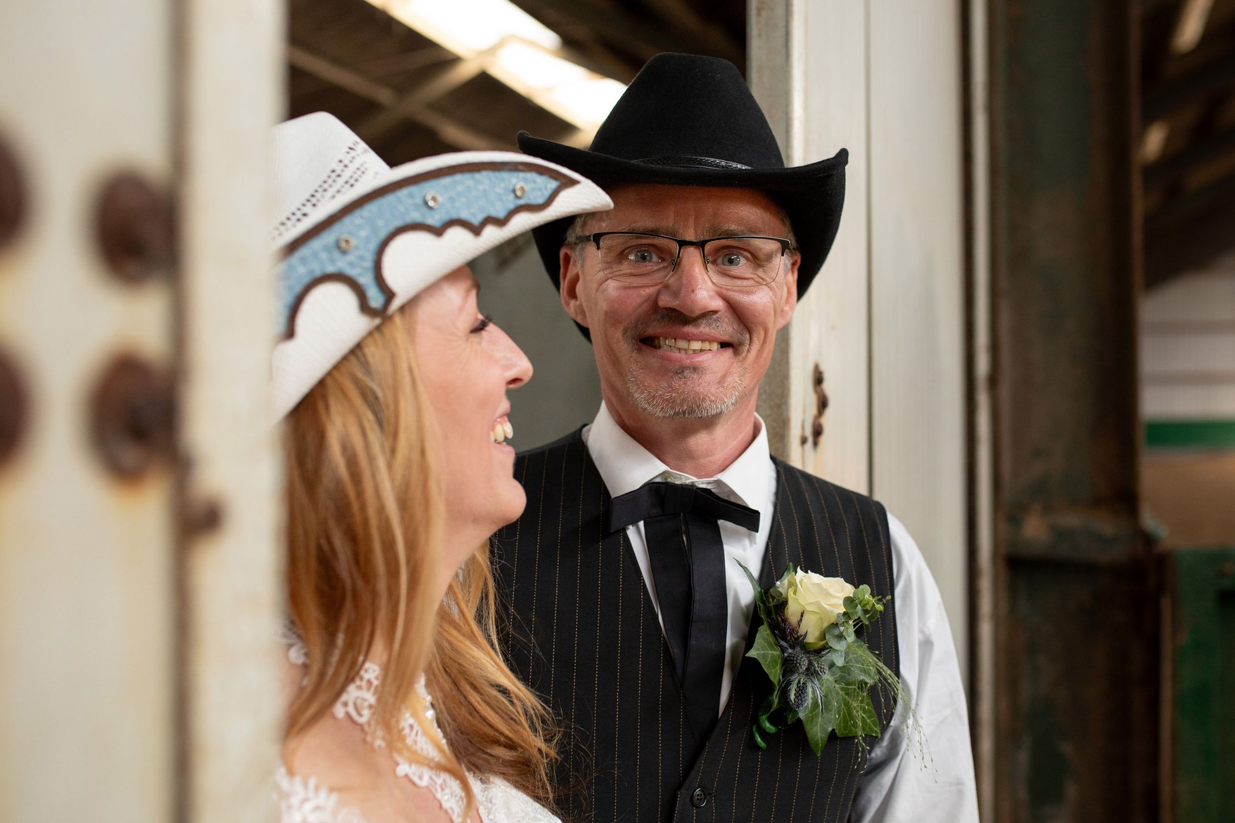 Close uo bruidspaar met de cowboyhoeden op