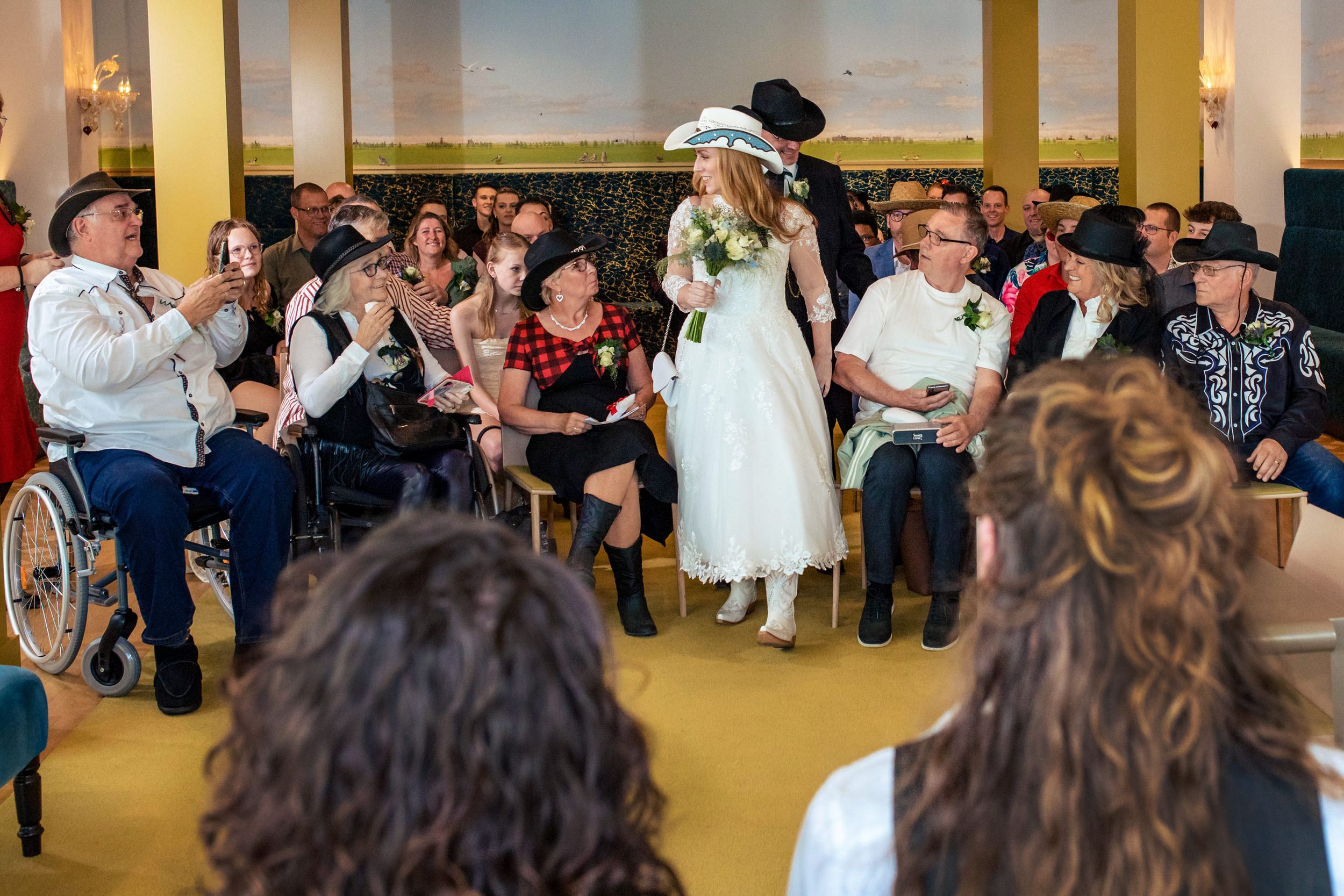 Binnenkomst van het bruidspaar in de trouwzaal van het stadhuis van Zaandam