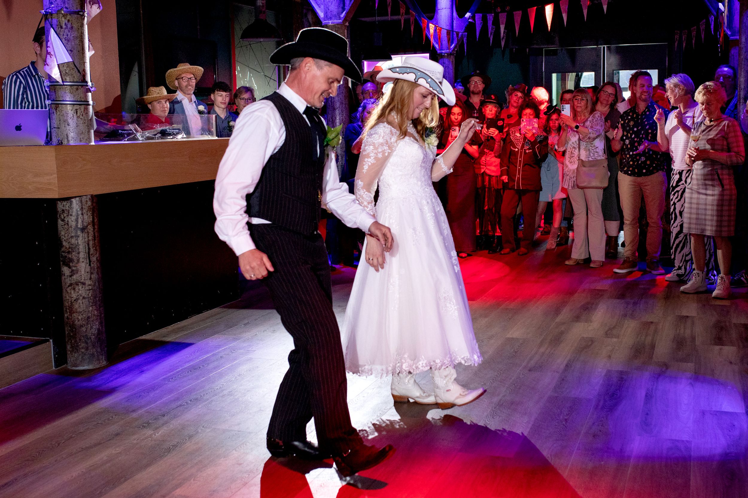 Openingsdans met line dance van het bruidspaar bij Batavia in Wormer
