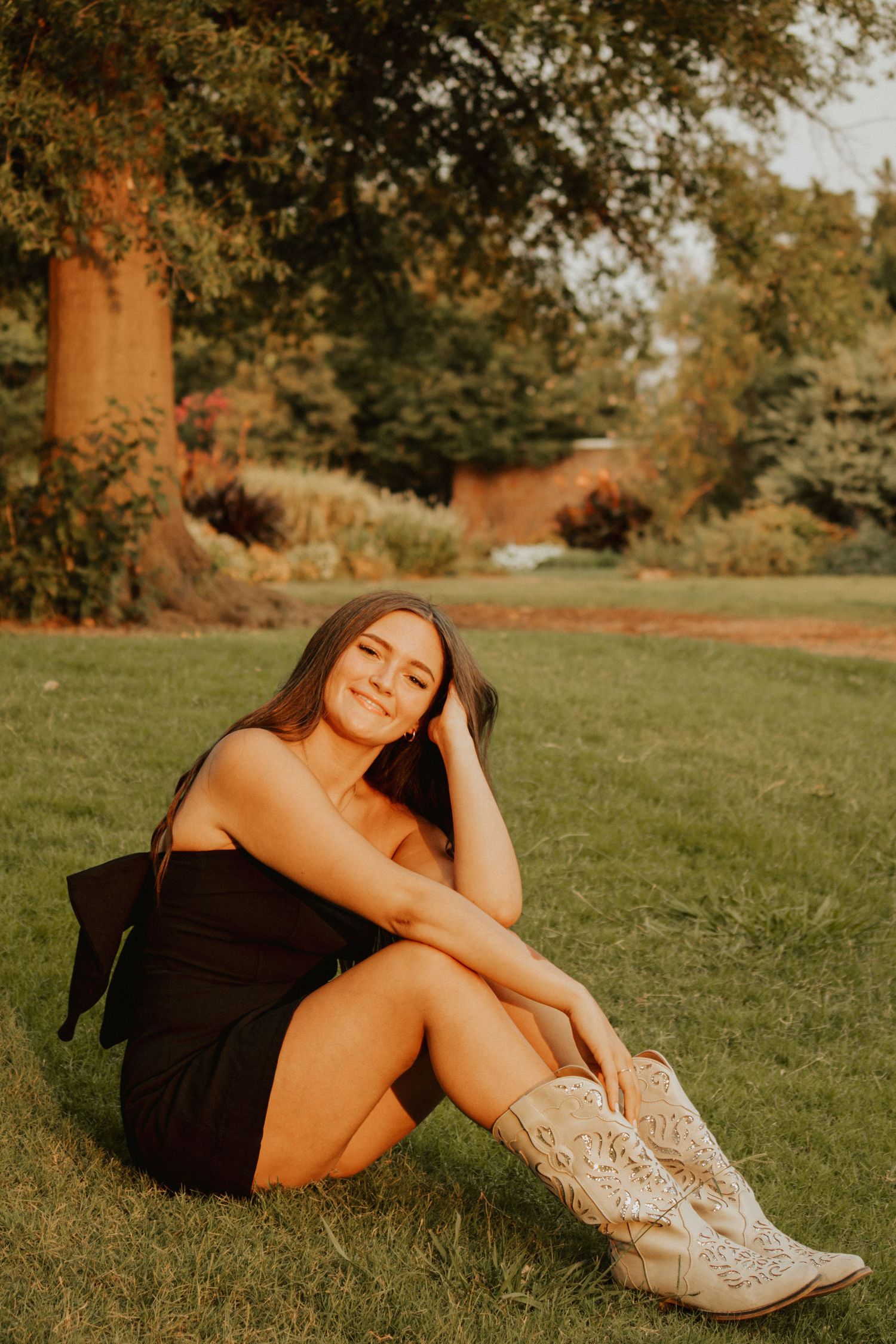Ponca City Senior Poses for Senior Photos in OKC at Will Rogers Gardens