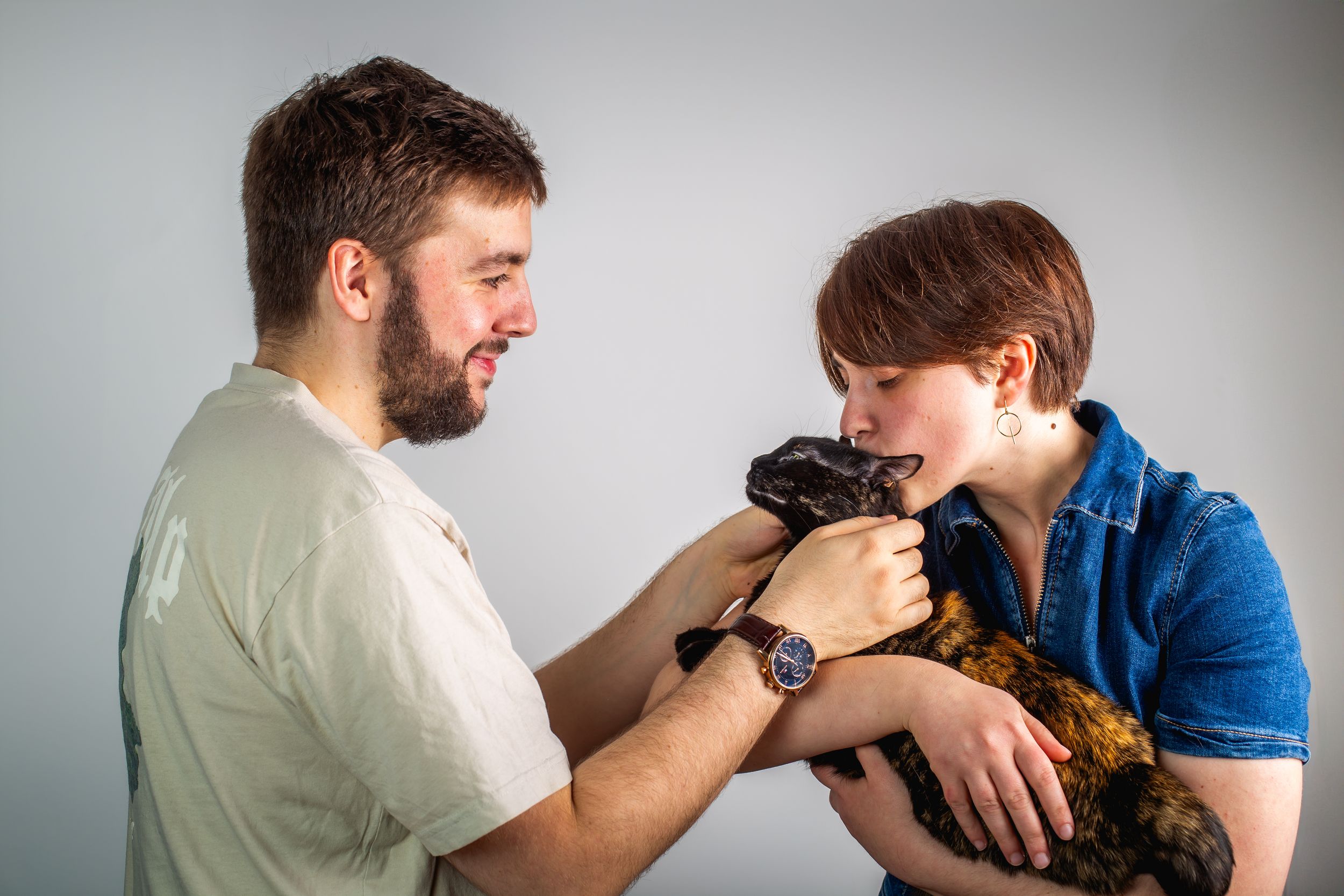 Photo de famille à domicile avec un chat