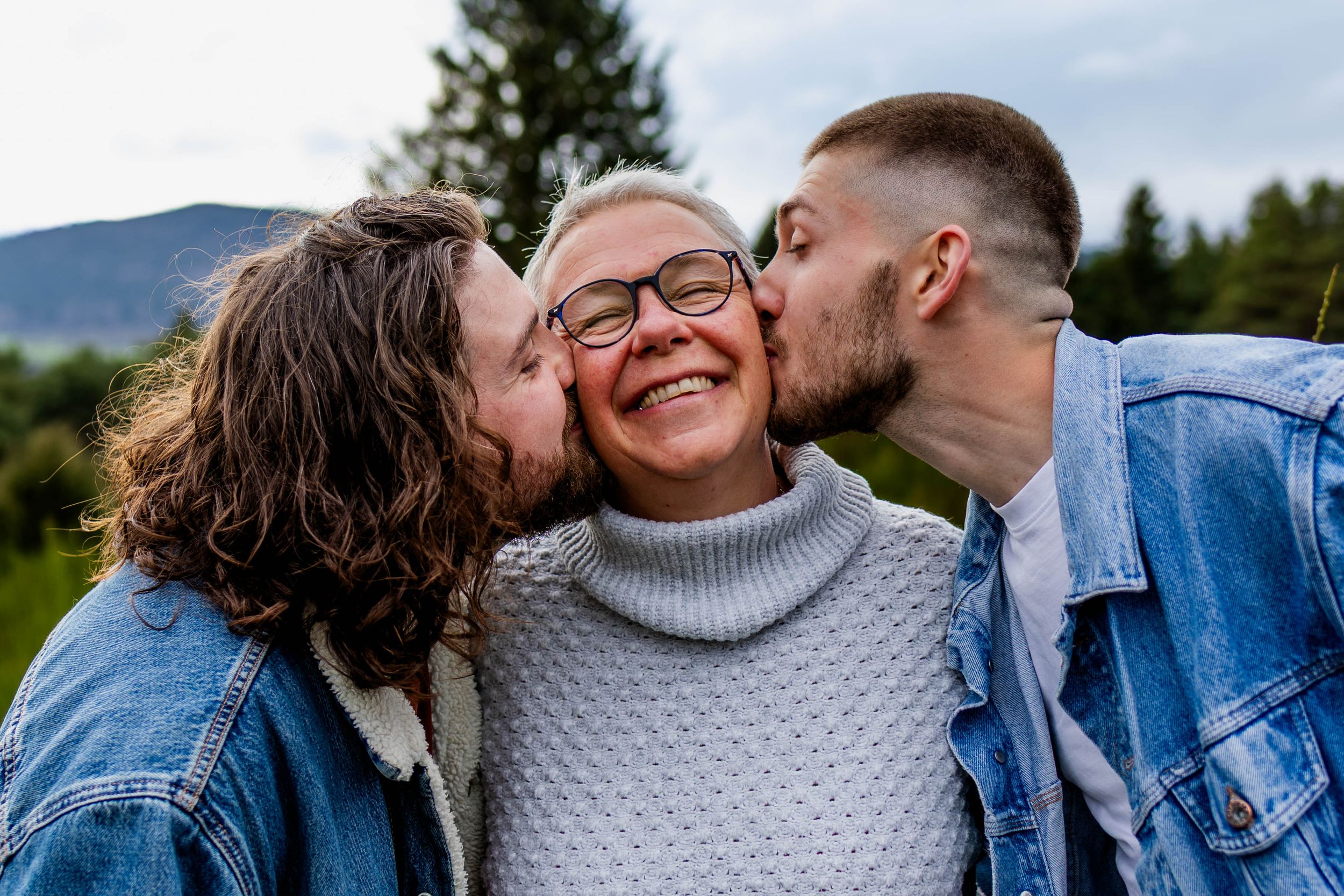 Enfants donnant un bisou à leur maman – scène de tendresse en extérieur aux alentours de Clermont-Ferrand