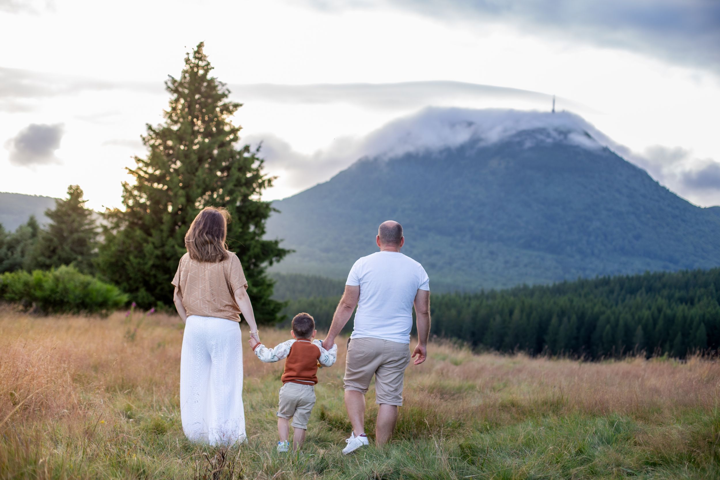 Photo famille avec enfant en bas âge vers le Puy-de-Dôme