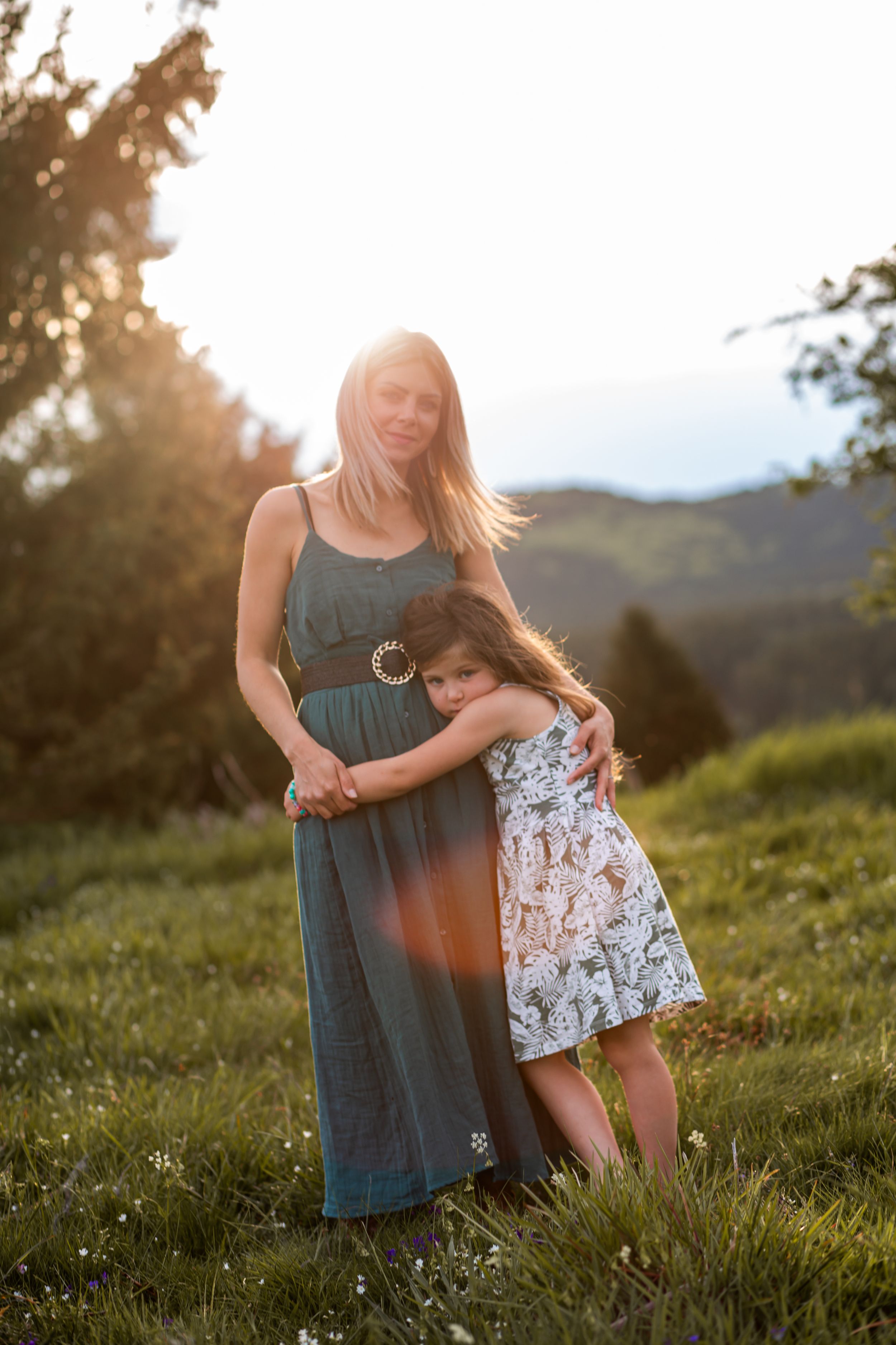 Portrait mère-fille en couleur – moment complice et regard tendre