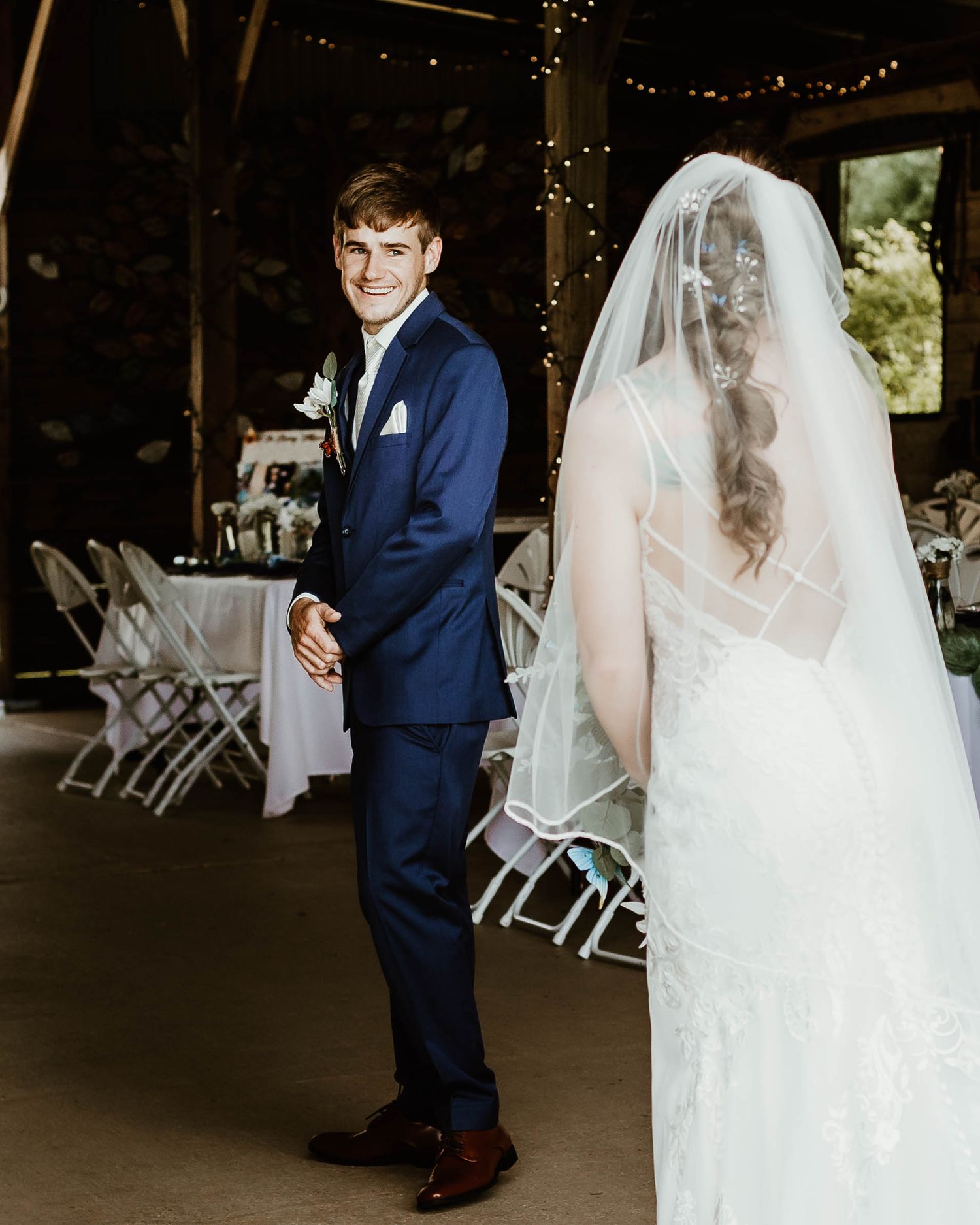 first look wedding
should I do a first look
pros and cons of a first look
first look photography
wedding first look tips for wedding photos