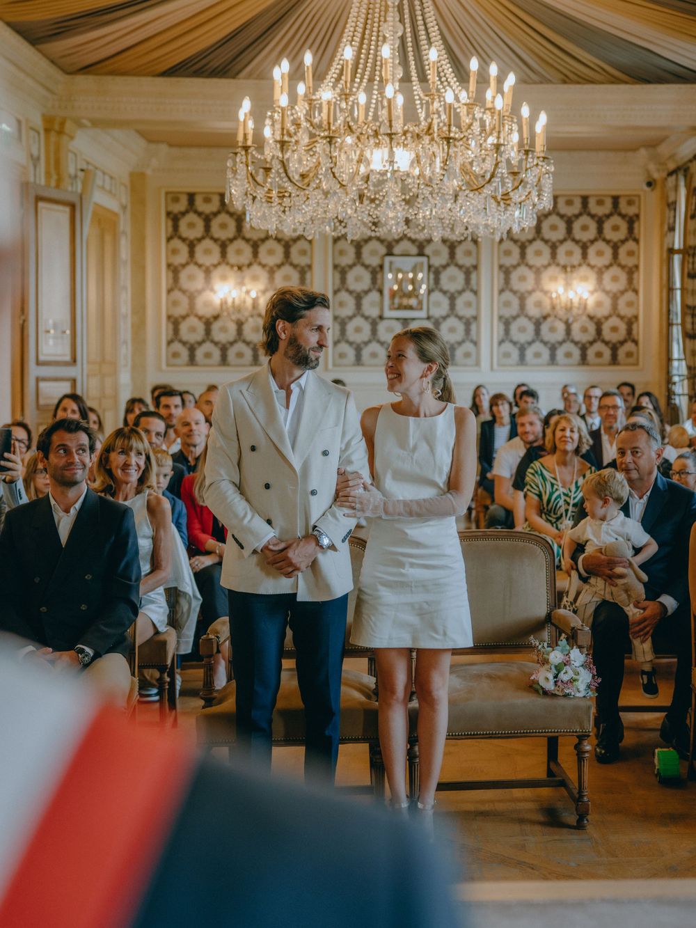 Découvrez le mariage de Marianne et Douglas à la mairie de Levallois, France, immortalisé par Julie Fox, photographe de mariage