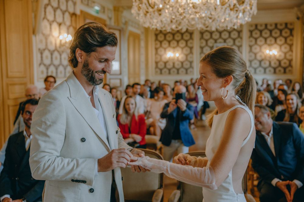 Découvrez le mariage de Marianne et Douglas à la mairie de Levallois, France, immortalisé par Julie Fox, photographe de mariage